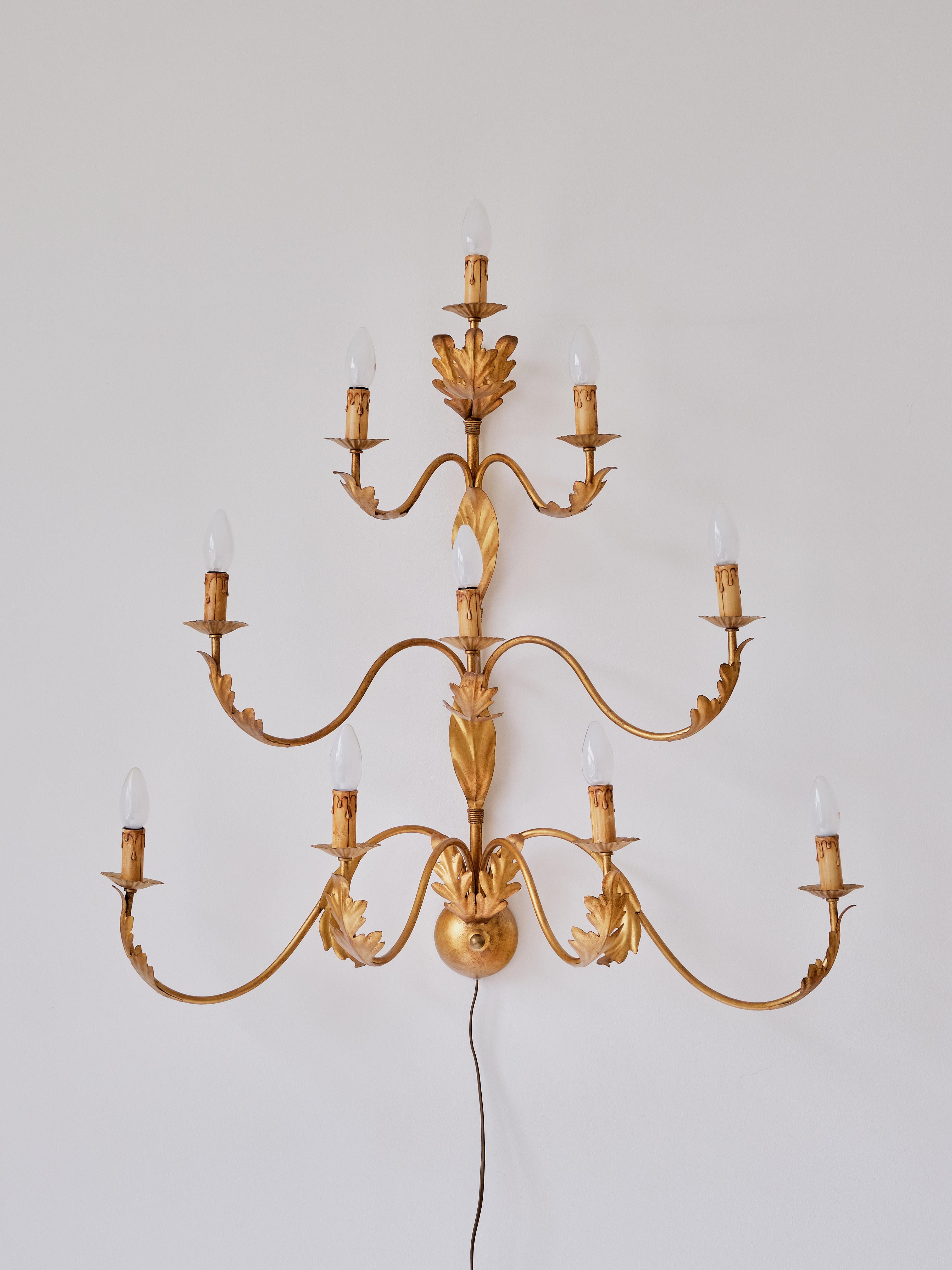 This sumptuous, large wall light was produced by Banci Firenze in Italy in the 1960s. The impressive design is marked by the 10 arms tiered from top to bottom, the width increasing to finally created an overall soft triangular shape. Each arm with