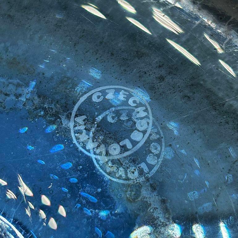 Grande vaso a sfera rotondo in vetro mercurio blu cobalto cecoslovacco da 10