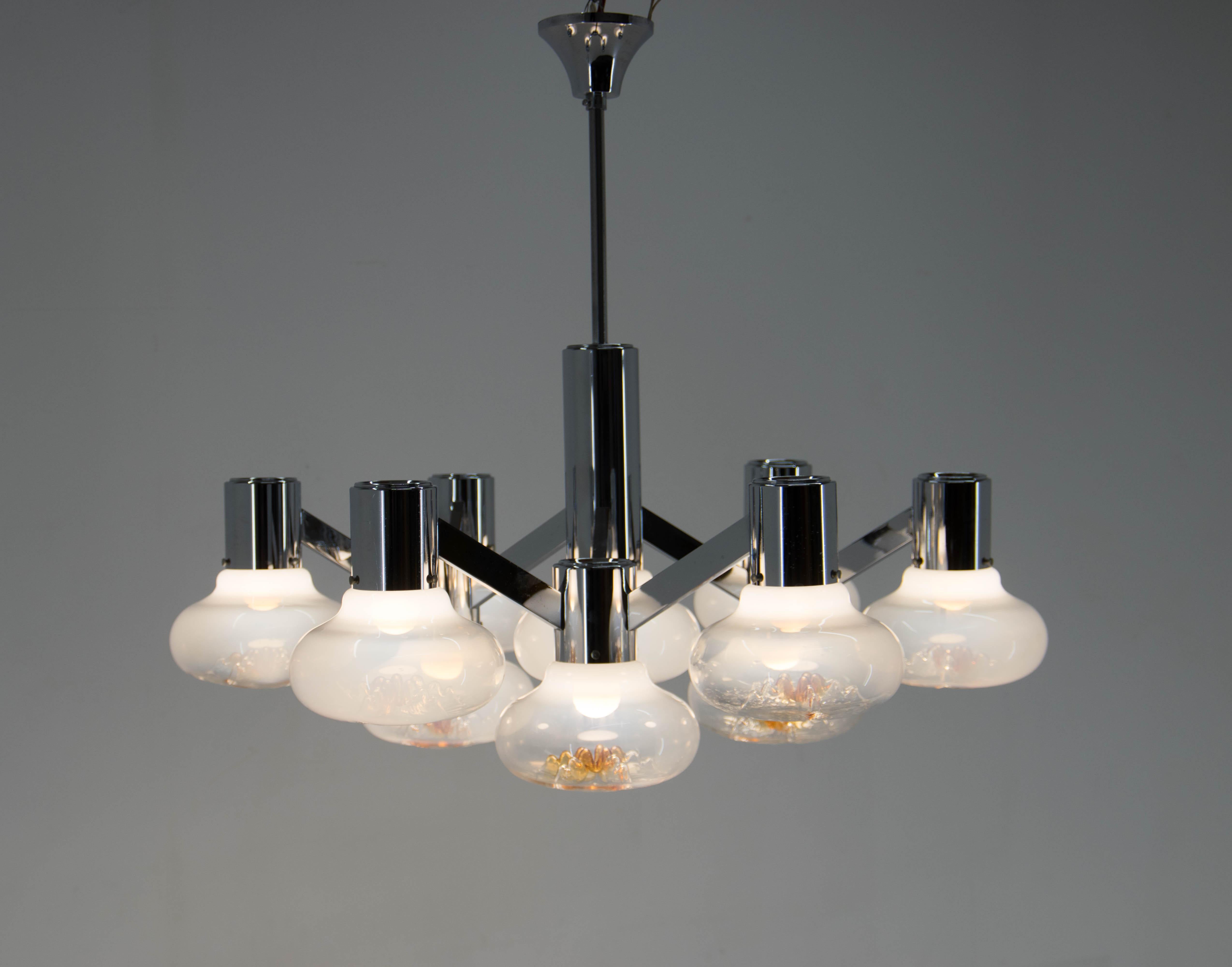 Large Italian chandelier with Murano glass shades.
Chrome with little age patina
Two separate circuits:
1+9x40W, E25-E27 bulb
US wiring compatible