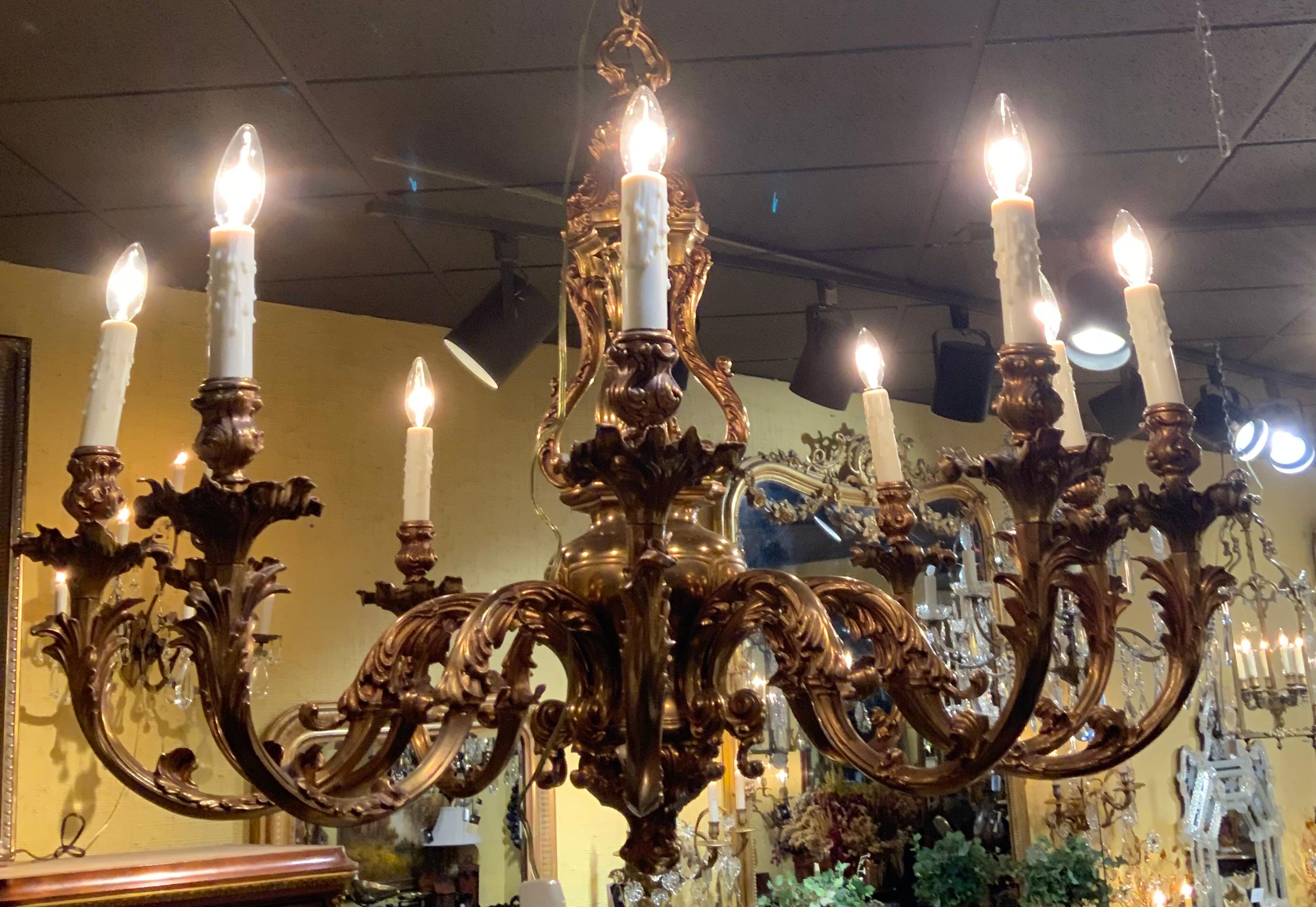 Grand lustre à 10 lumières en métal doré Excellent état - En vente à Houston, TX