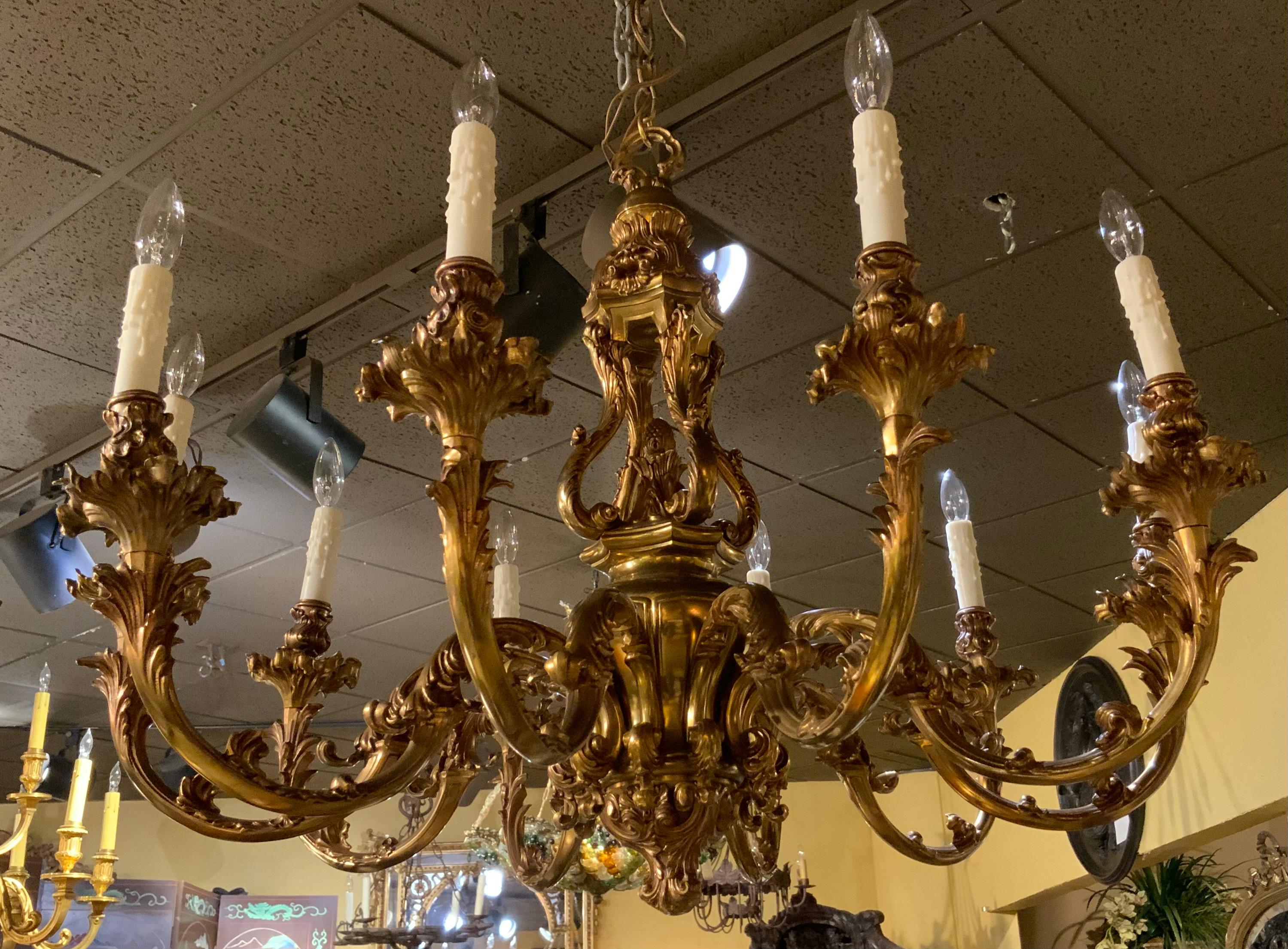 20ième siècle Grand lustre à 10 lumières en métal doré en vente
