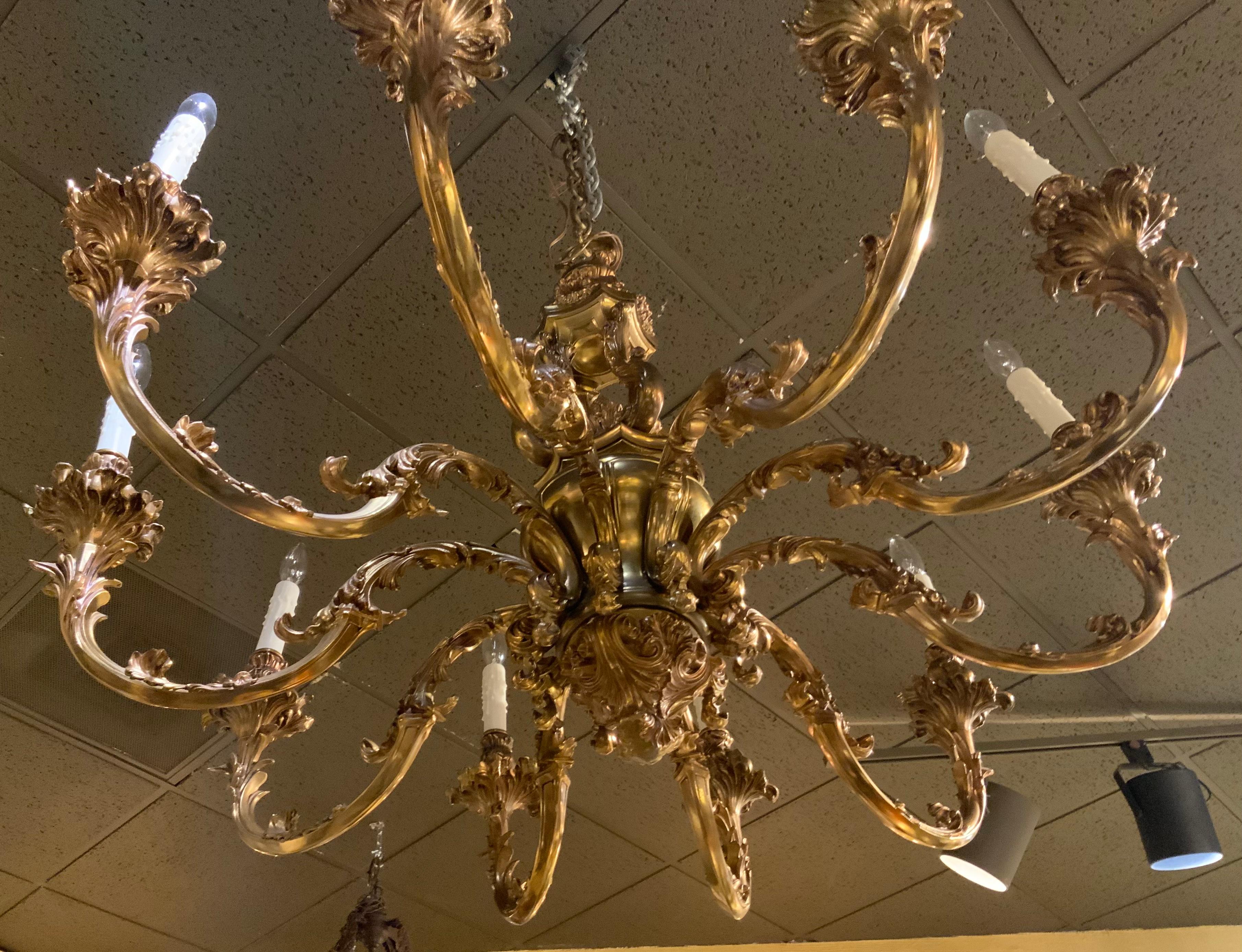 Laiton Grand lustre à 10 lumières en métal doré en vente
