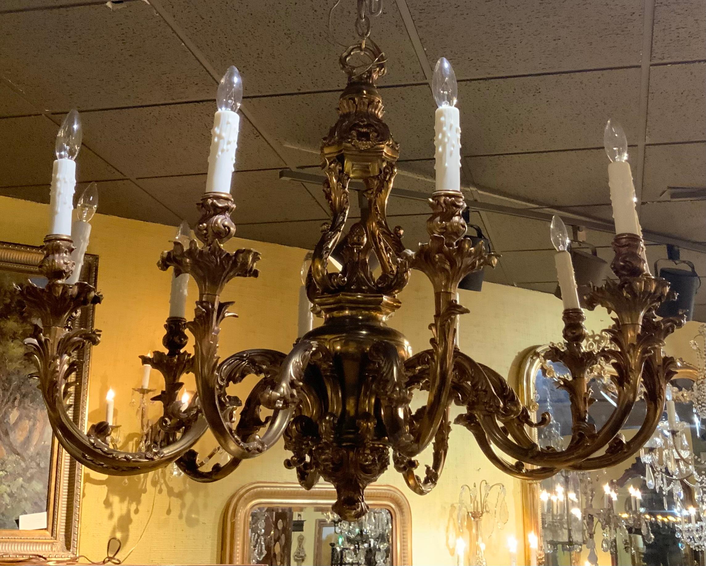 Grand lustre à 10 lumières en métal doré en vente 2