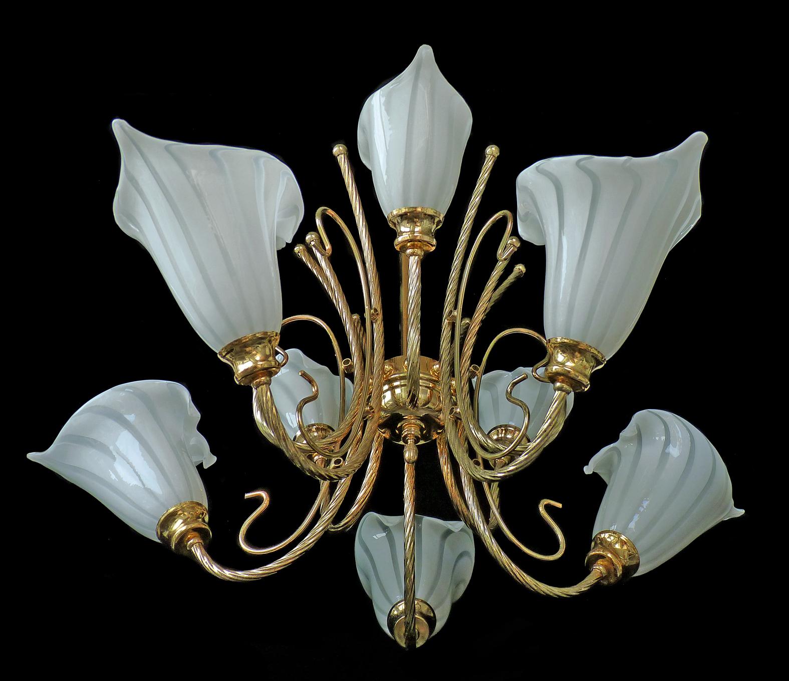 Awesome 1970s vintage Italian Murano Lily Calla art glass shades gilt chandelier. Franco Luce Seguso chandelier with 10 hand blown Murano glass shades, white and clear glass and gold-plated brass.
Measures:
Diameter 31.5 in/ 80 cm
Height 39.4 in/