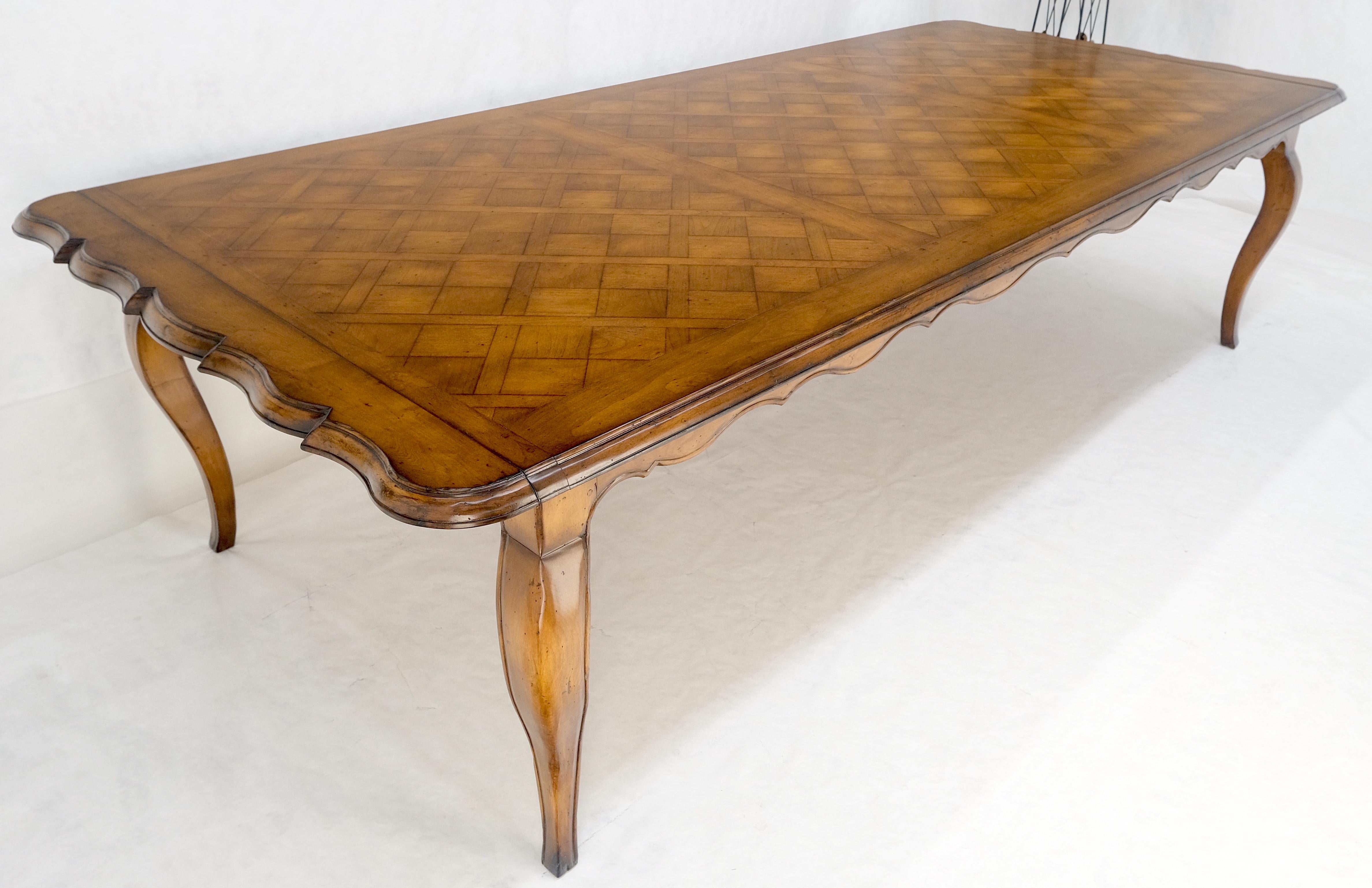 Grande table de salle à manger 10' Long French Provincial Italian Parquetry Inlayed Top MINT en vente 10