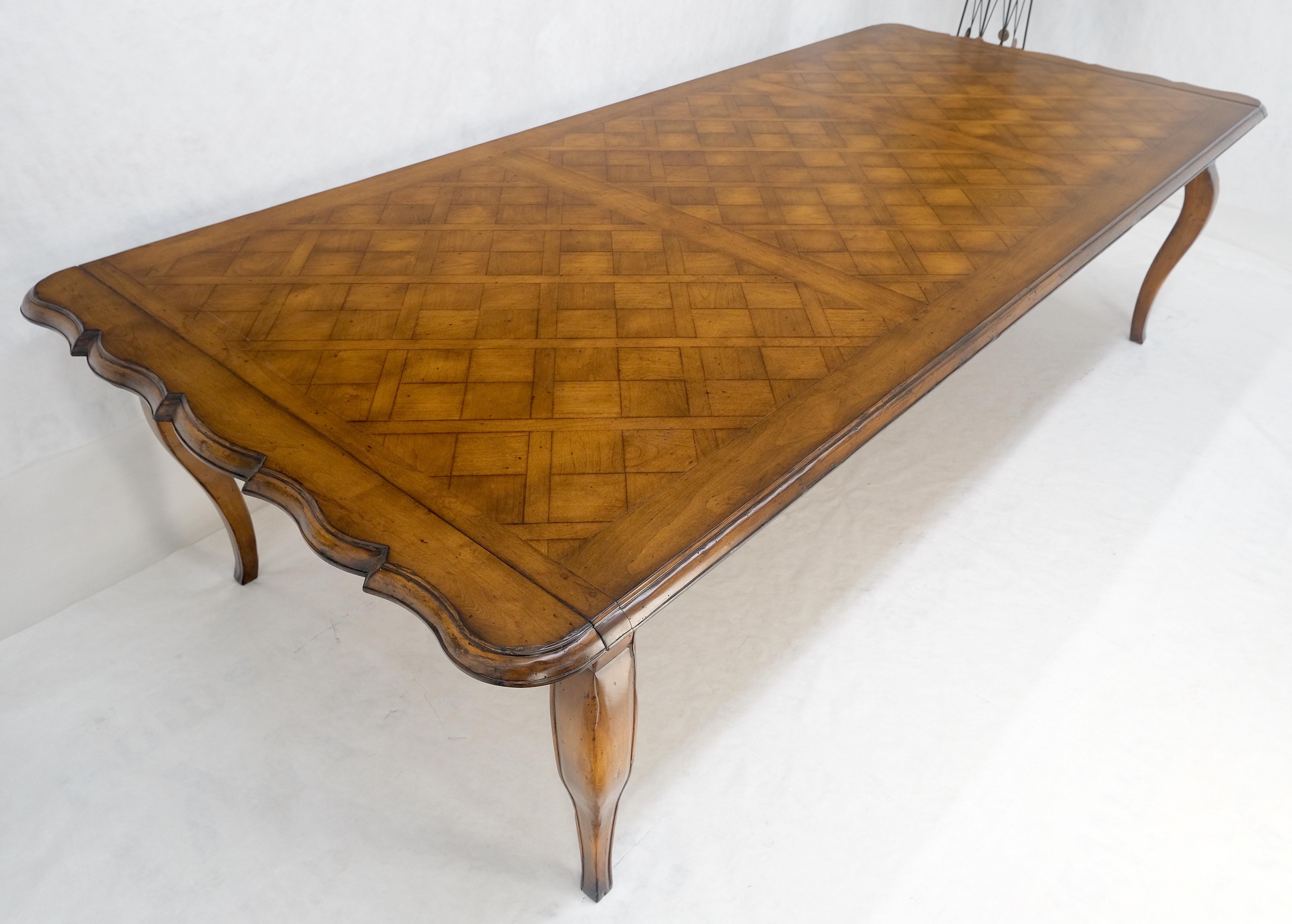 Grande table de salle à manger 10' Long French Provincial Italian Parquetry Inlayed Top MINT en vente 12