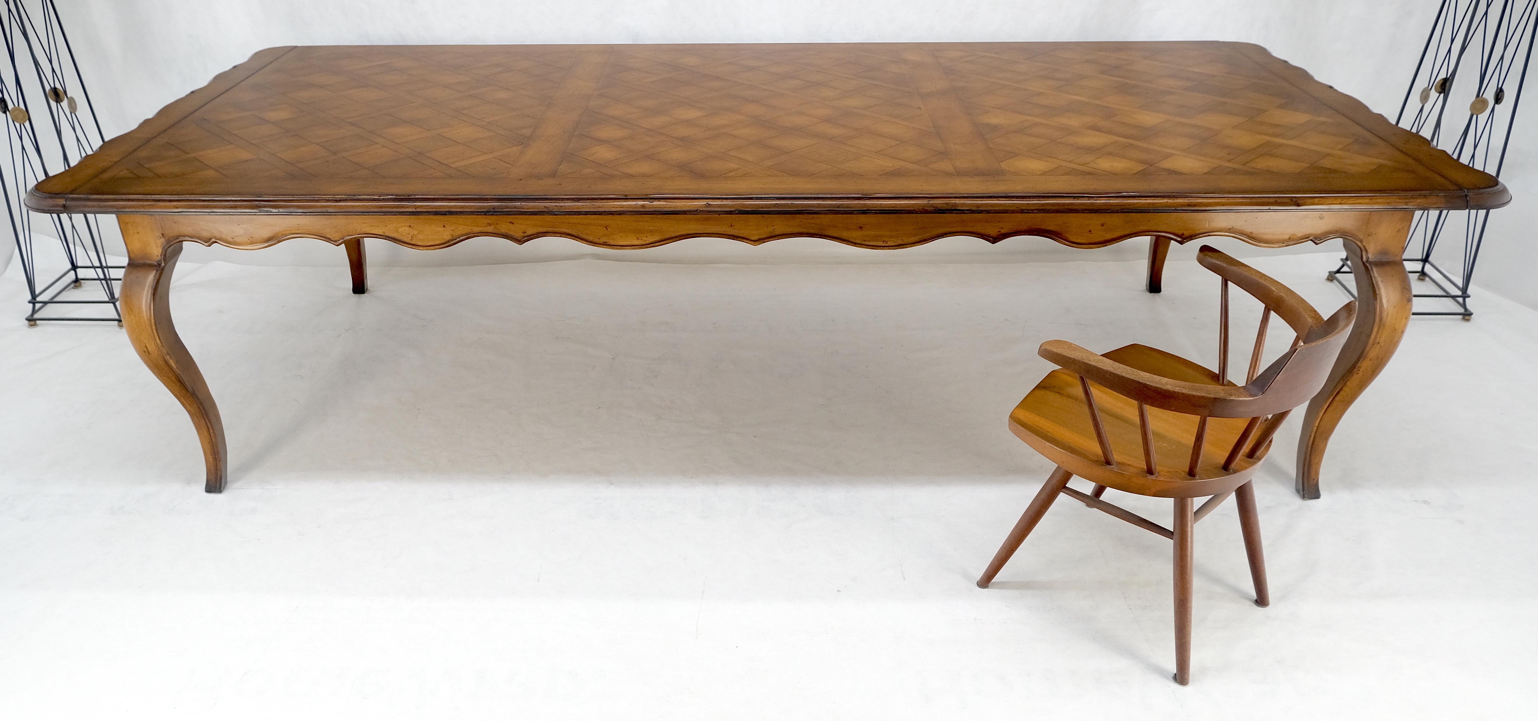 Colonial espagnol Grande table de salle à manger 10' Long French Provincial Italian Parquetry Inlayed Top MINT en vente