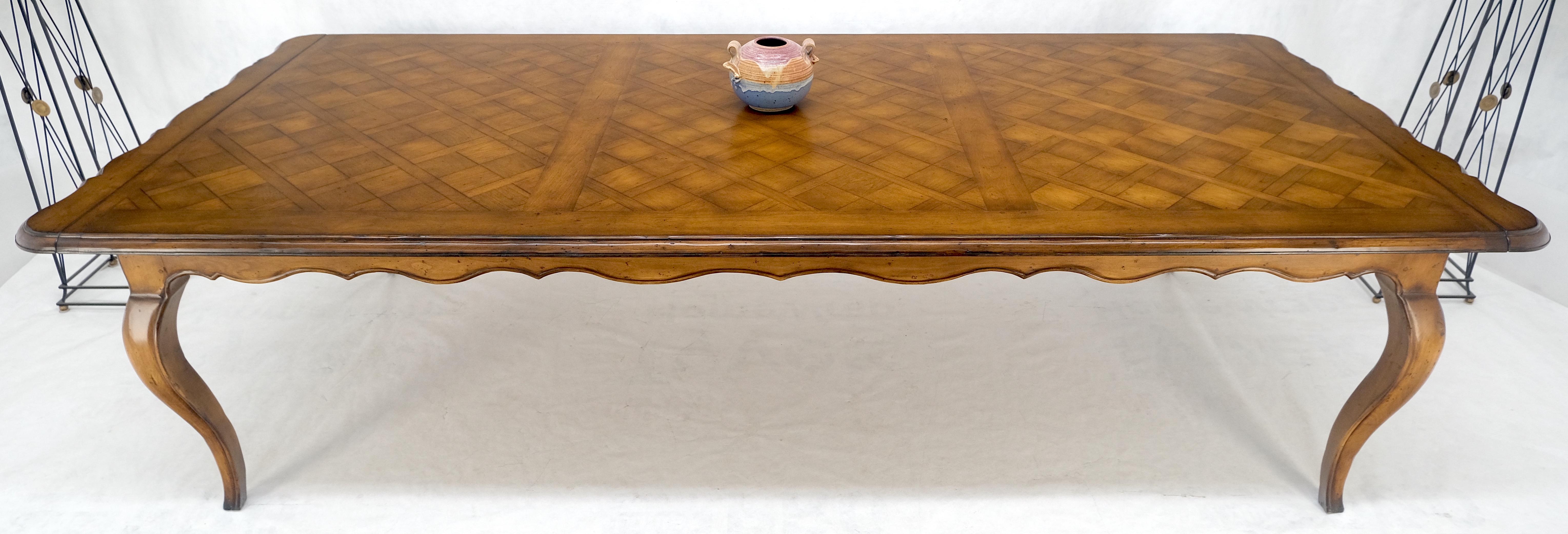 20ième siècle Grande table de salle à manger 10' Long French Provincial Italian Parquetry Inlayed Top MINT en vente