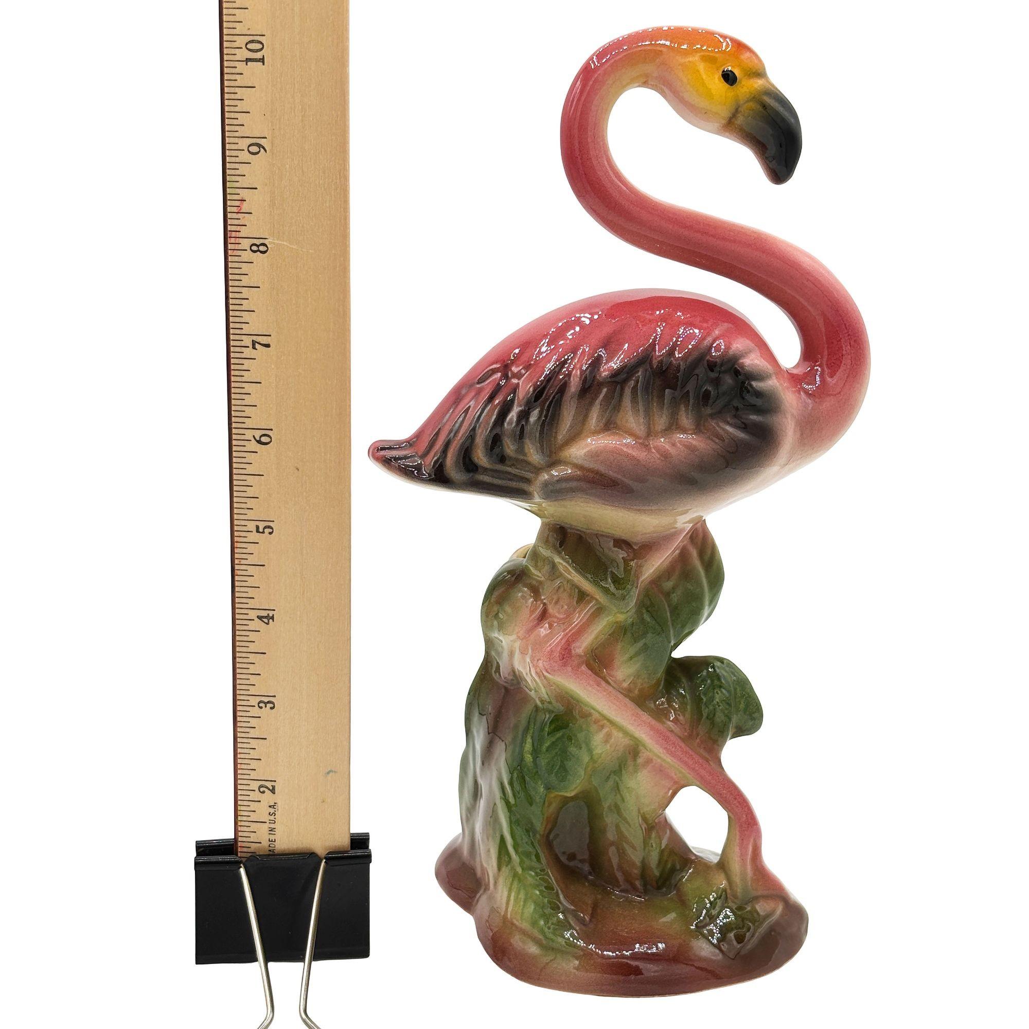Grande jardinière californienne en céramique rose et verte de type flamant rose et vert du milieu du siècle. La jardinière représente un flamant rose magnifiquement détaillé se reposant sur un champ d'herbe verdoyant. Sa finition brillante met en