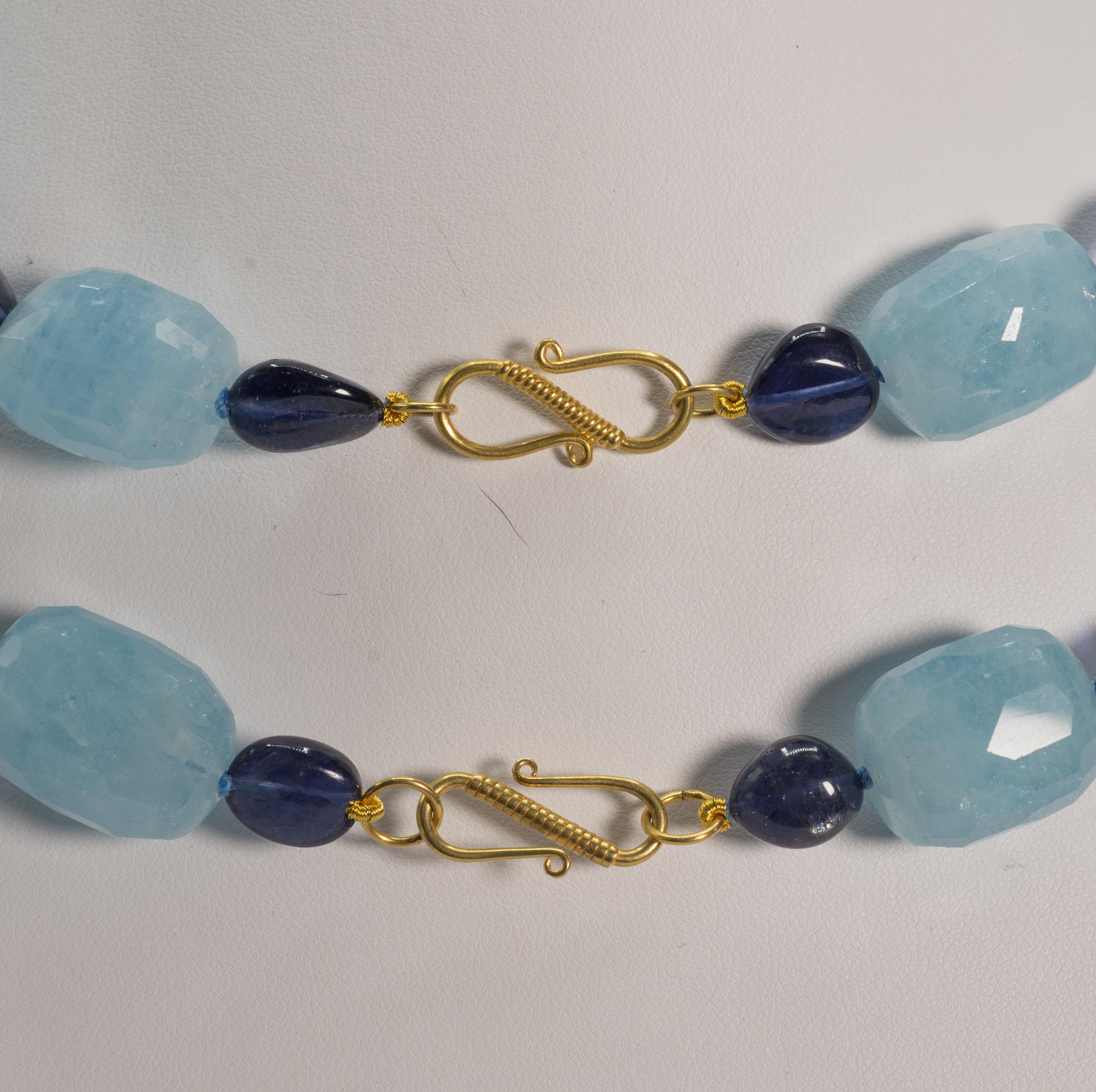  Large 1, 000 carats Aquamarine and Kyanite Double Separable Gold Clasp Necklaces In New Condition In New York, NY