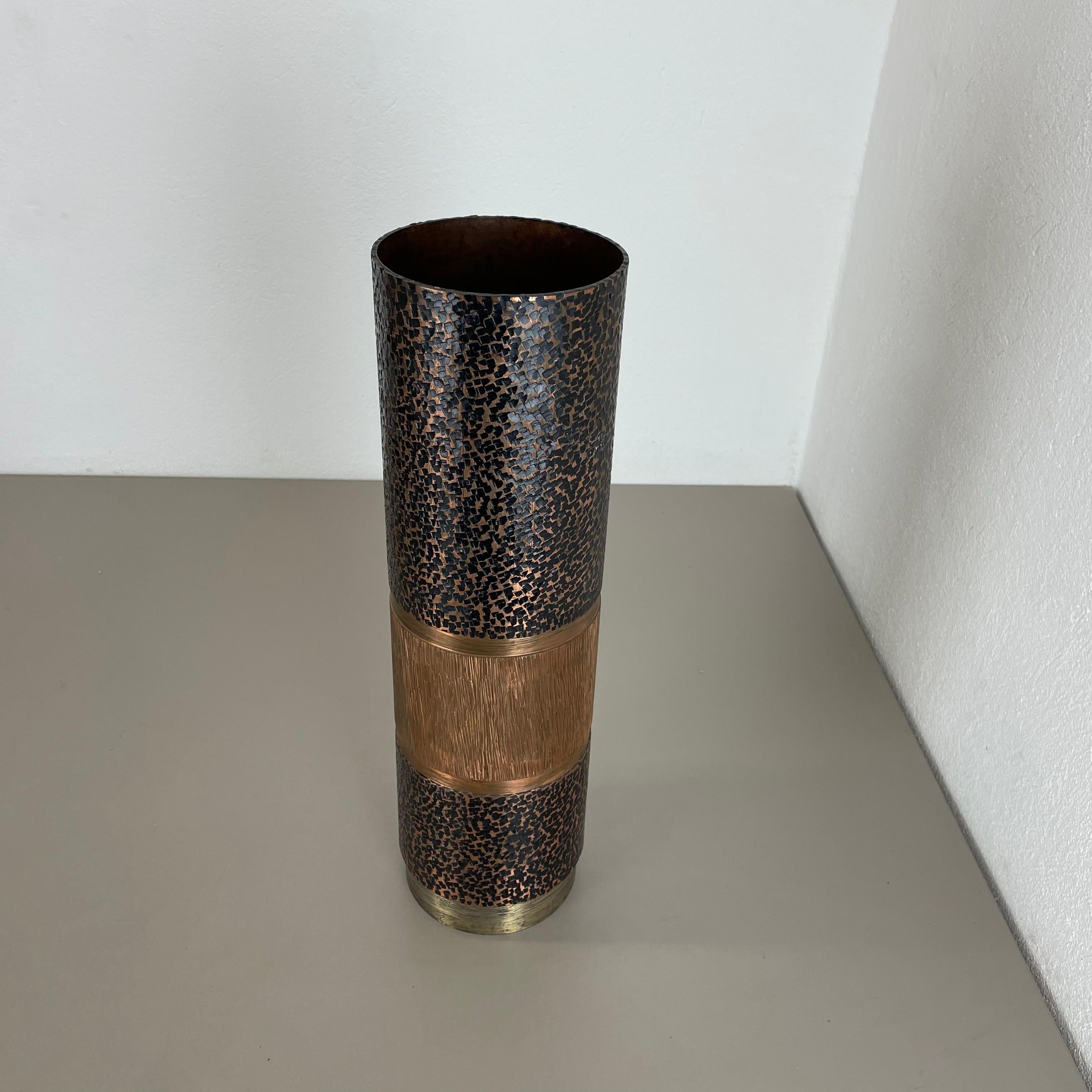 Article:

Brutalist metal vase


Origin:

Germany


Material:

Metal, Brass and copper


Decade:

1970s


Description:

This original modernist vintage vase, was produced in the 1970s in Germany. It is made of metal, brass on