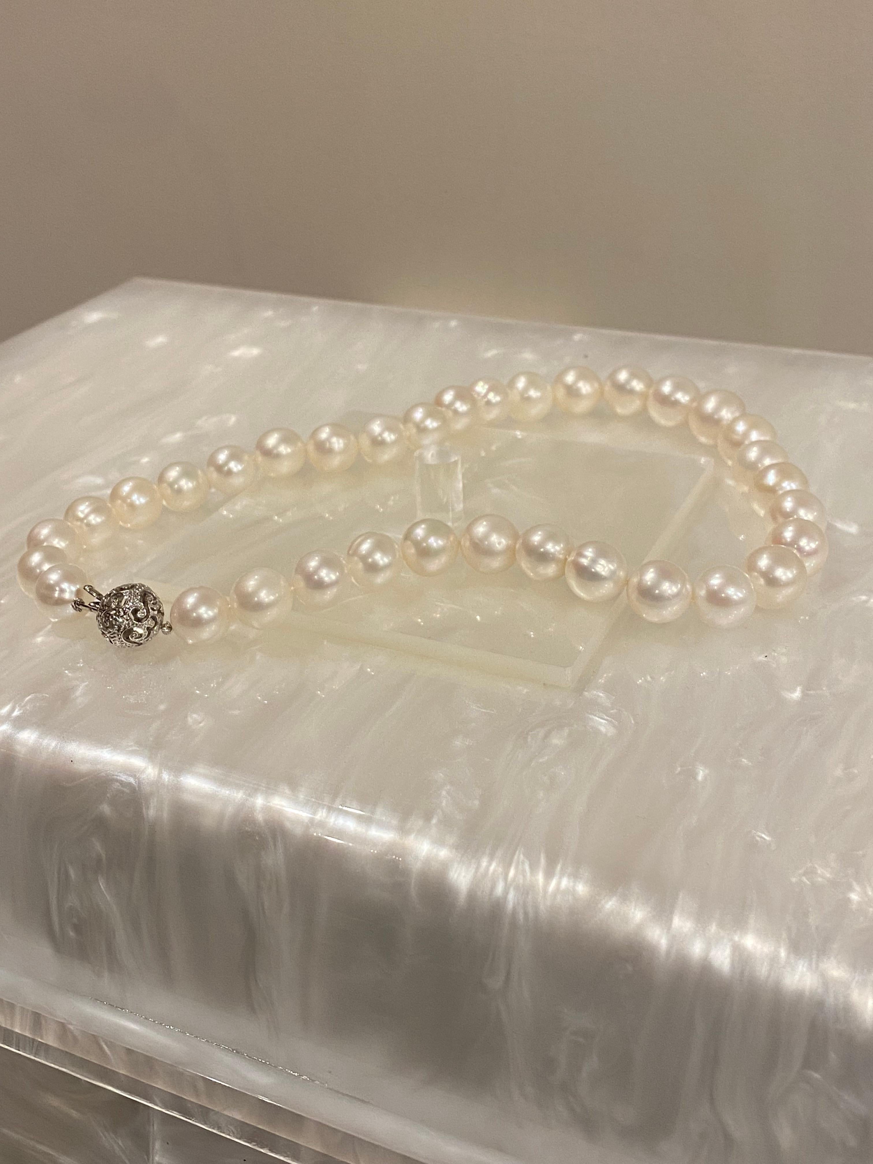 Un seul brin continu, 
comprenant 34 perles de culture de taille impressionnante, 
progressant de 11,2 mm à 13,8 mm 
d'un lustre fin comme un miroir et d'une étonnante teinte crème / ivoire crayeuse rayonnante

chacun étant noué individuellement à