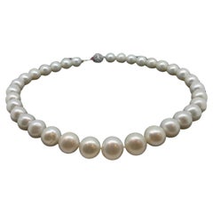Grand collier de perles de culture de 11 mm à 14 mm. Fermoir en or et diamants. Prix de vente 4850 $ !