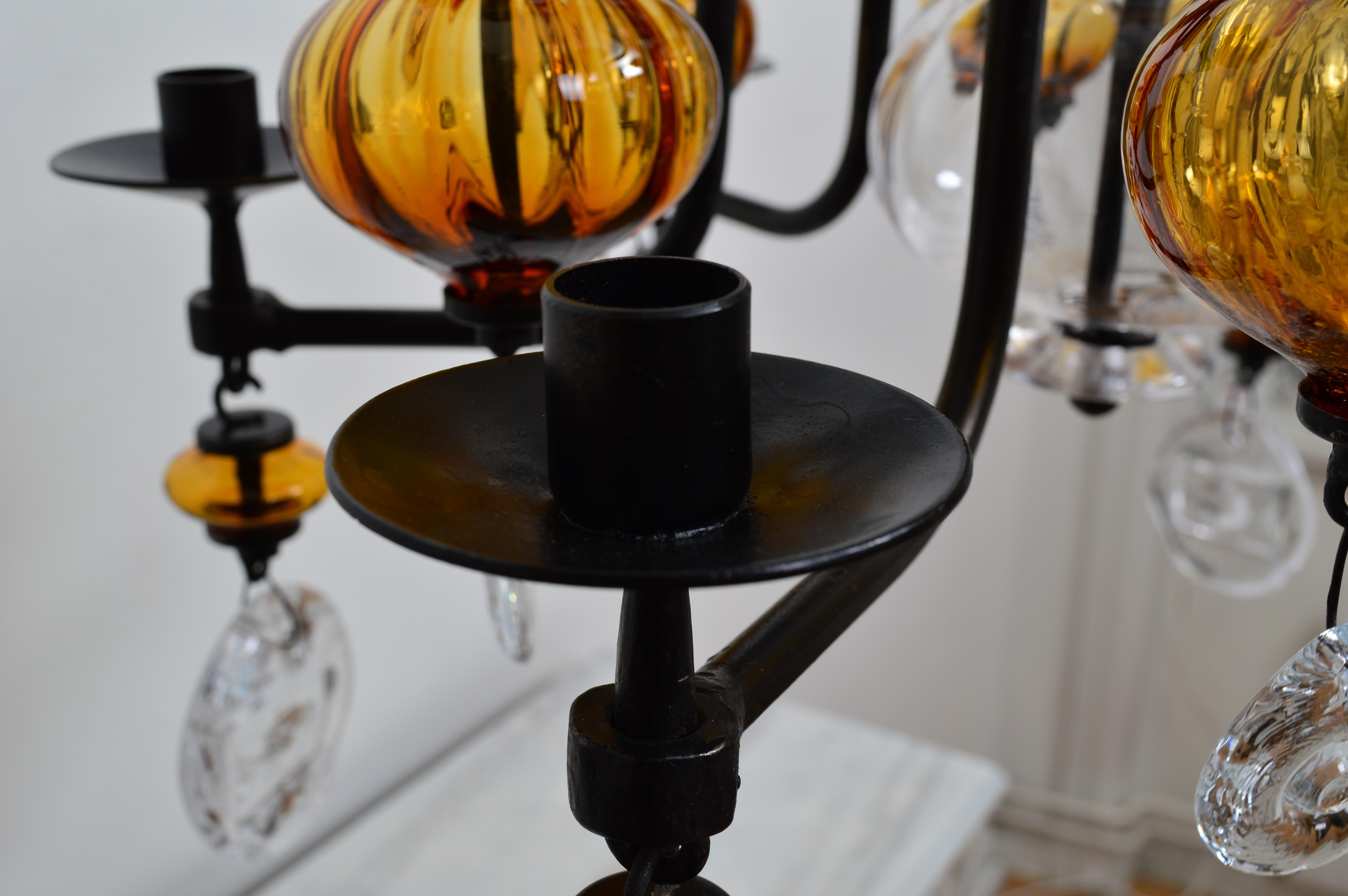 Candelabro grande de 12 brazos de cristal ámbar y hierro de Erik Höglund Suecia en venta 5