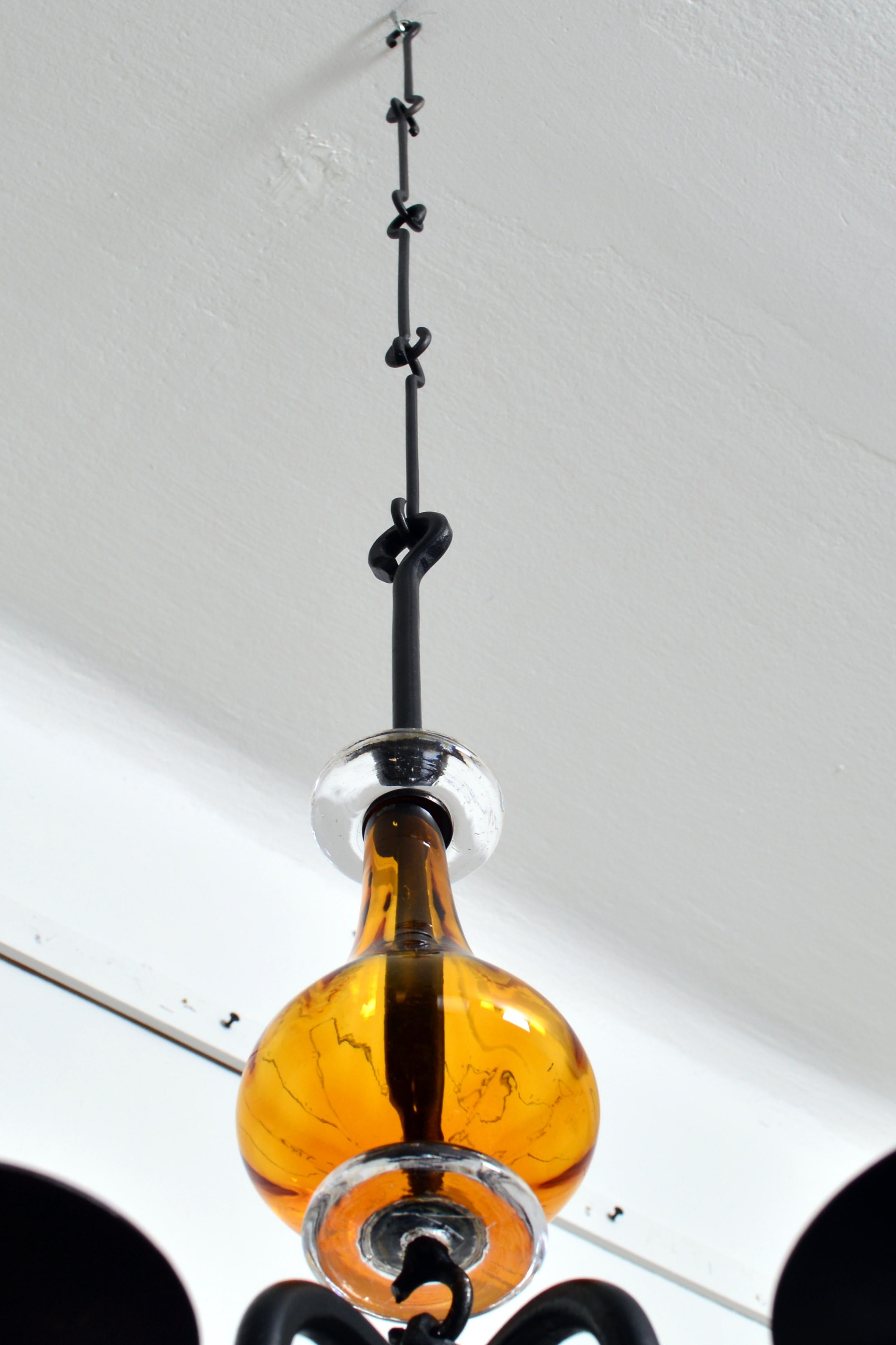 Candelabro grande de 12 brazos de cristal ámbar y hierro de Erik Höglund Suecia en venta 6