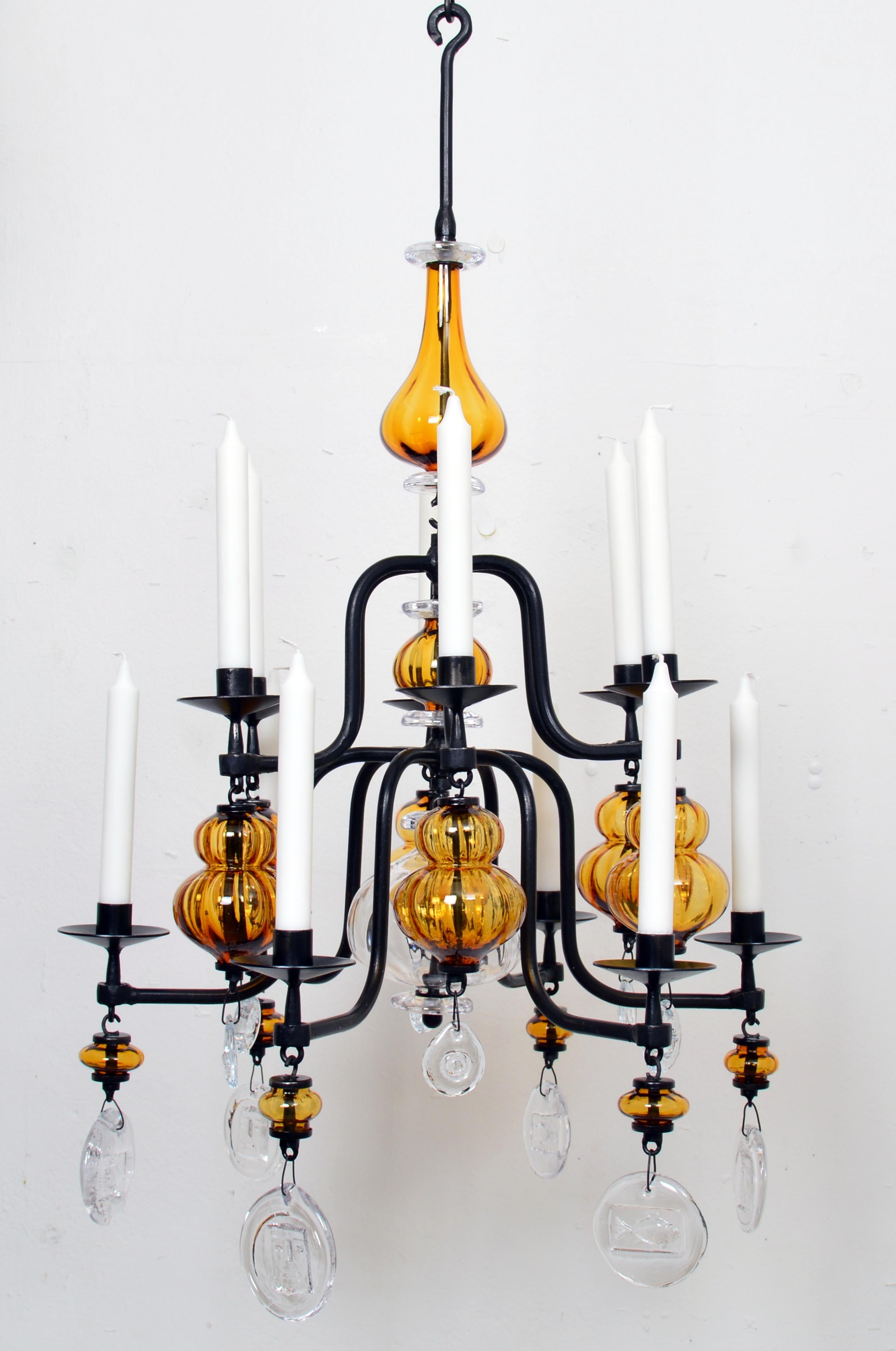 Candelabro grande de 12 brazos de cristal ámbar y hierro de Erik Höglund Suecia Escandinavo moderno en venta