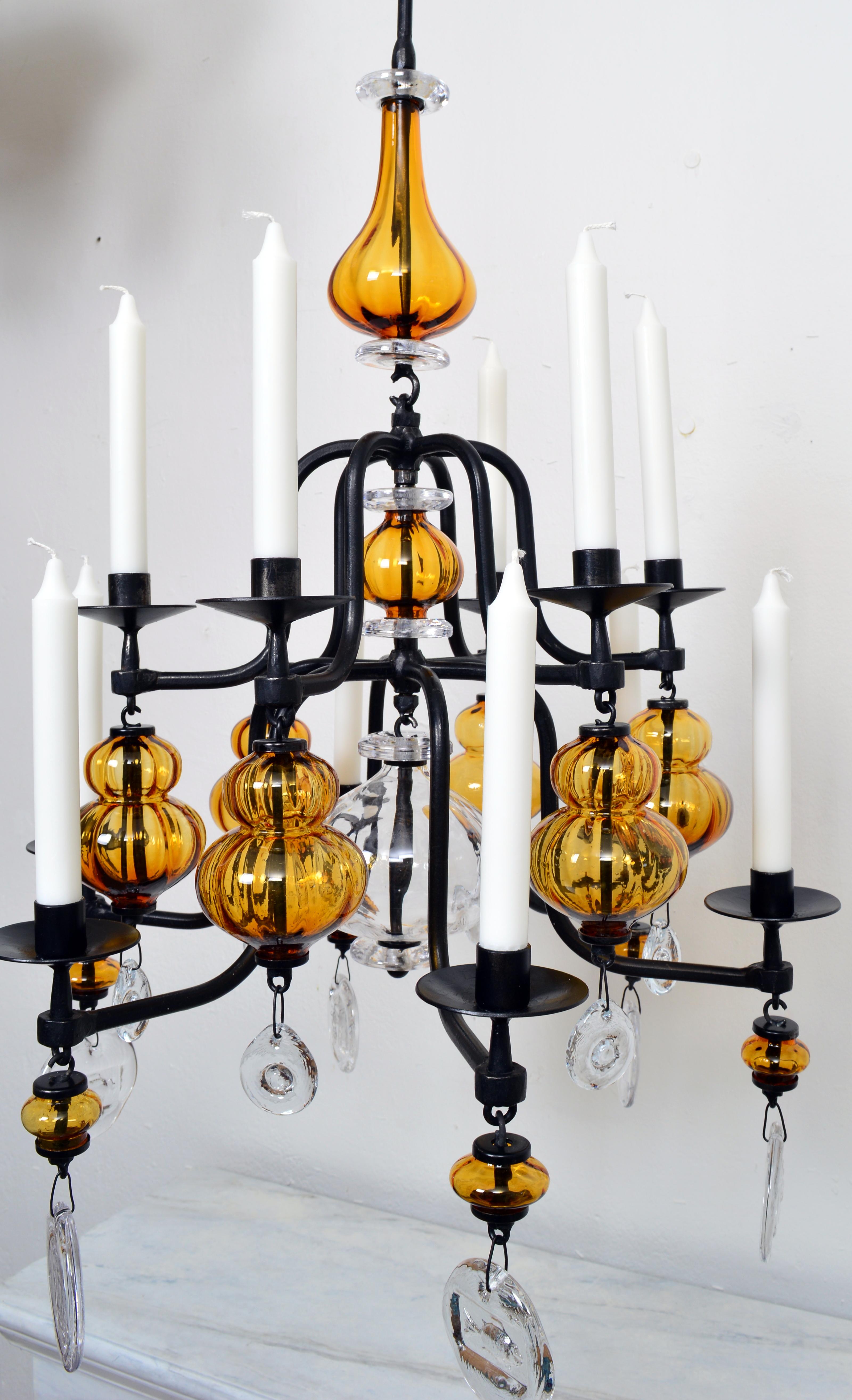 Candelabro grande de 12 brazos de cristal ámbar y hierro de Erik Höglund Suecia Sueco en venta