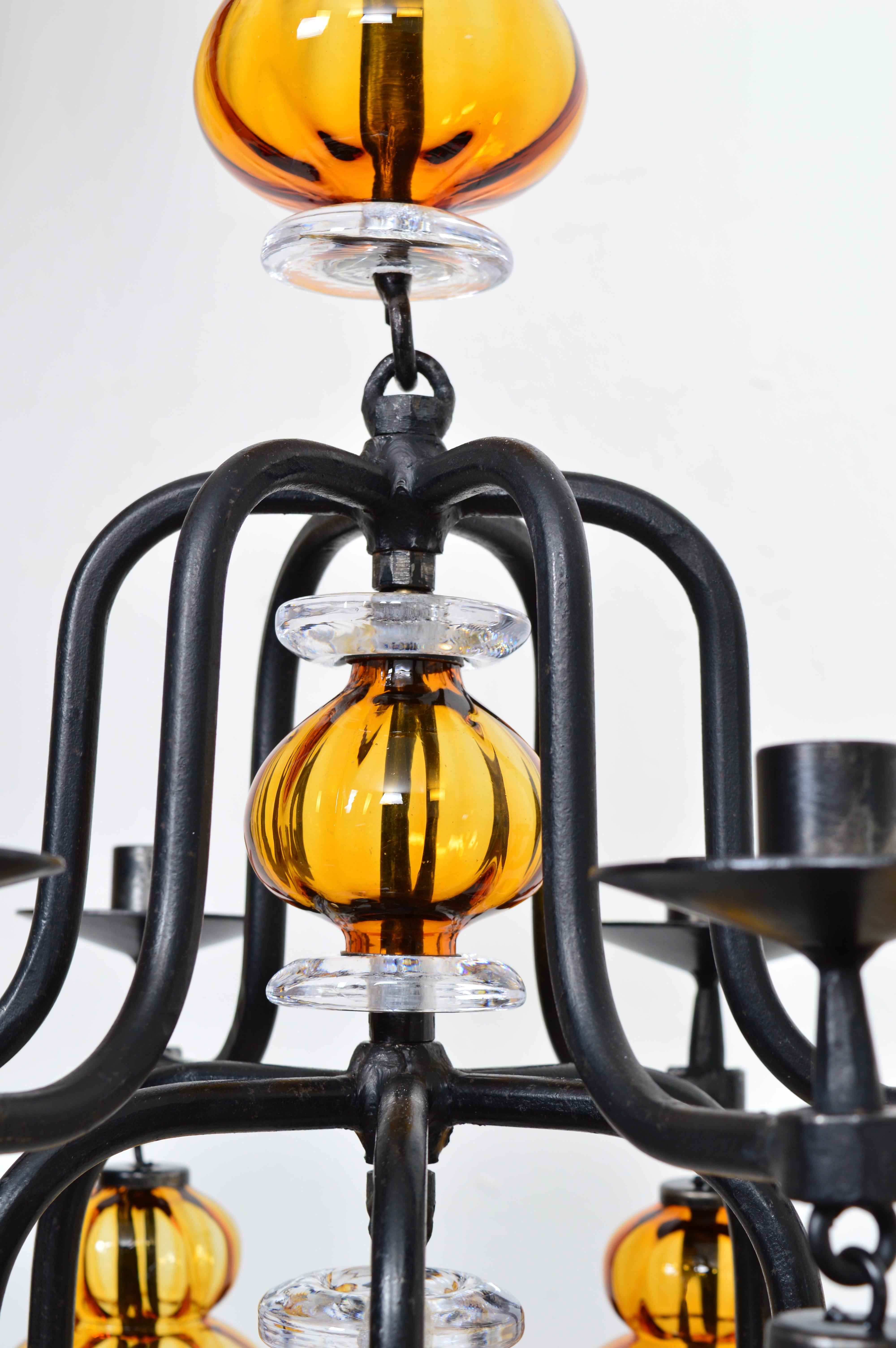 Candelabro grande de 12 brazos de cristal ámbar y hierro de Erik Höglund Suecia finales del siglo XX en venta