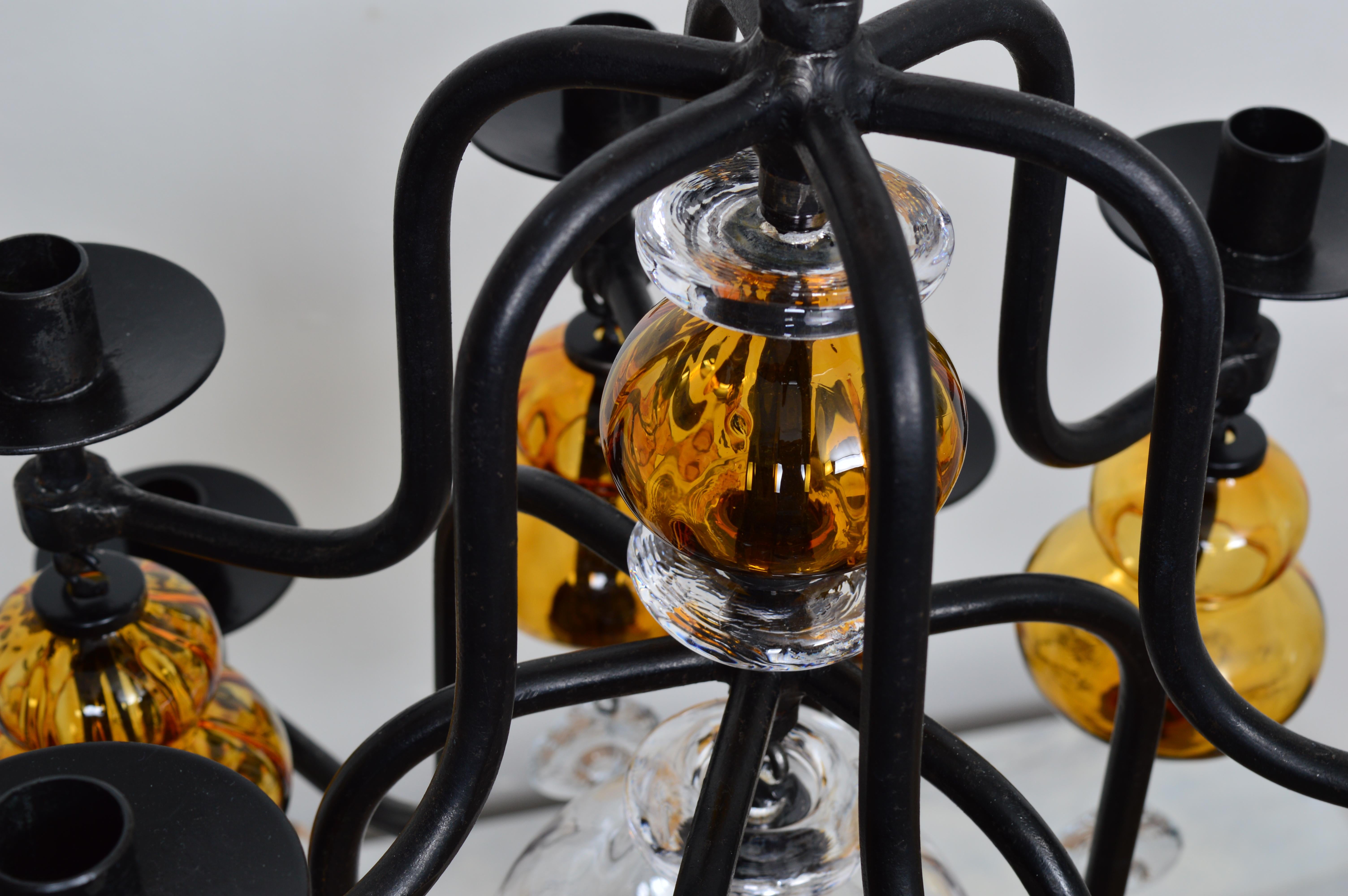 Candelabro grande de 12 brazos de cristal ámbar y hierro de Erik Höglund Suecia Vidrio en venta