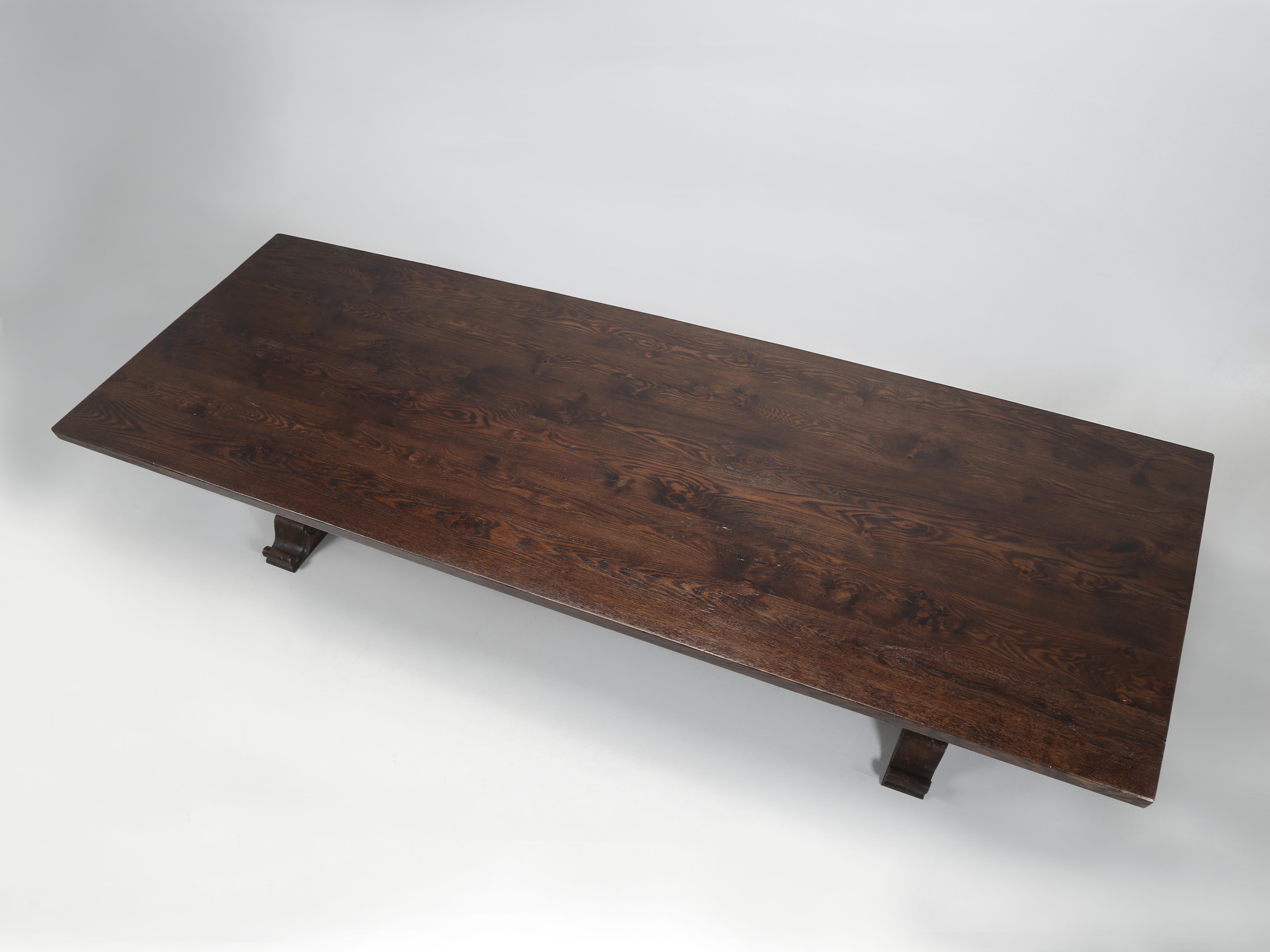Großer 12' Country Reclaimed Oak Trestle Esstisch in jeder Größe oder Farbe hergestellt (Handgeschnitzt) im Angebot