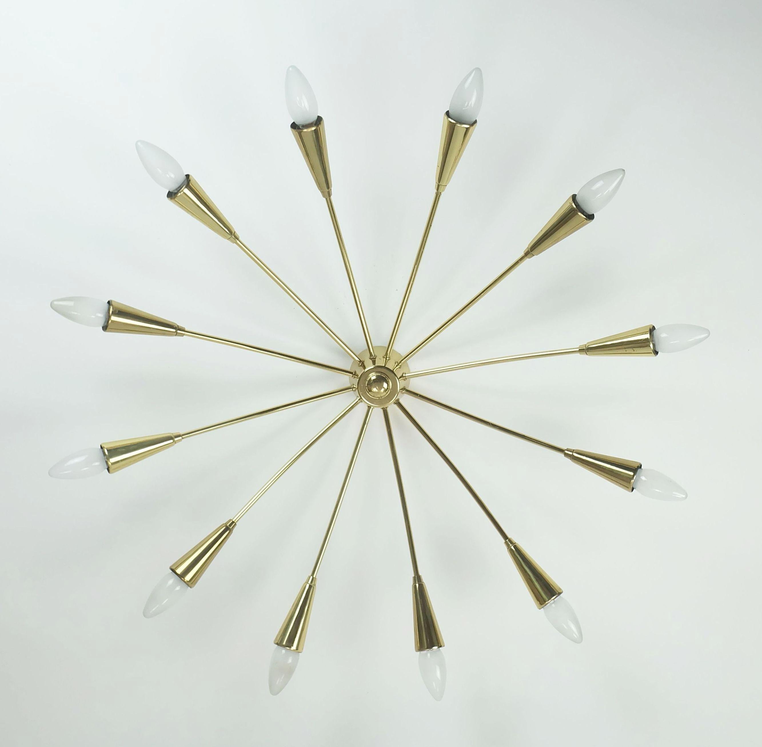 Schöne große Sputnik-Deckenleuchte aus den 1950er Jahren. Vollständig aus Messing gefertigt. Hält Glühbirnen mit E14-Fassungen. 
 
Abmessungen in cm: 
Durchmesser 70 cm, Höhe von der Decke 13 cm.

Abmessungen in Zoll:
Durchmesser 27,55