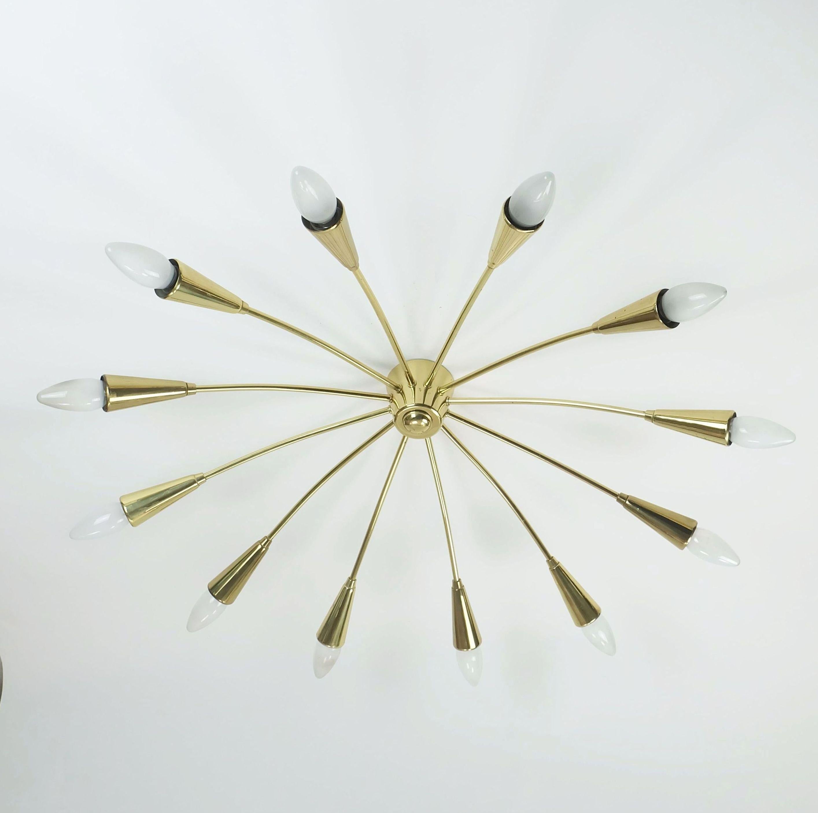 große 12-Licht 1950er Mitte Jahrhundert Sputnik Spinne CEILING LIGHT Messing Kronleuchter (Moderne der Mitte des Jahrhunderts) im Angebot