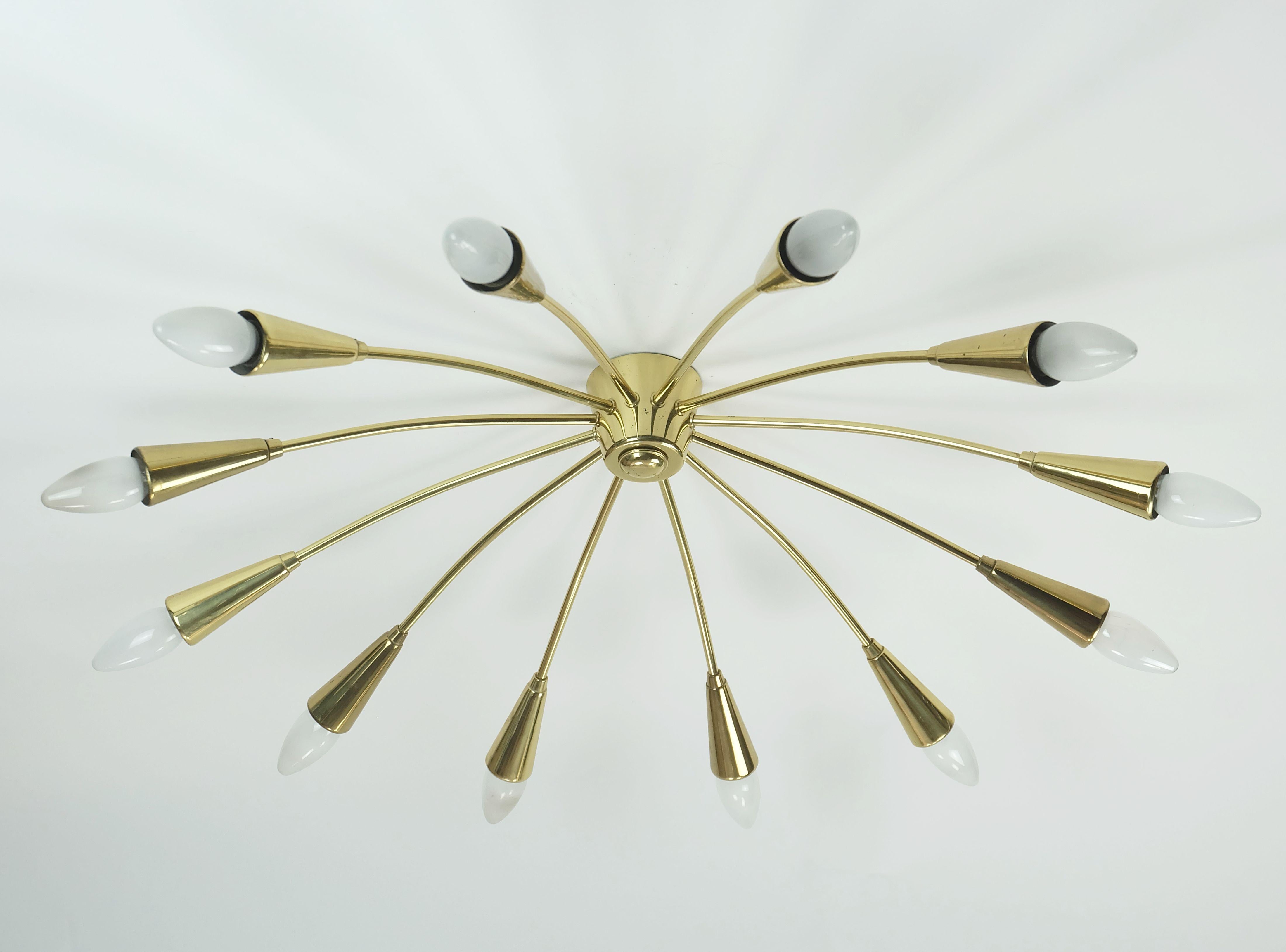 große 12-Licht 1950er Mitte Jahrhundert Sputnik Spinne CEILING LIGHT Messing Kronleuchter im Zustand „Gut“ im Angebot in Mannheim, DE