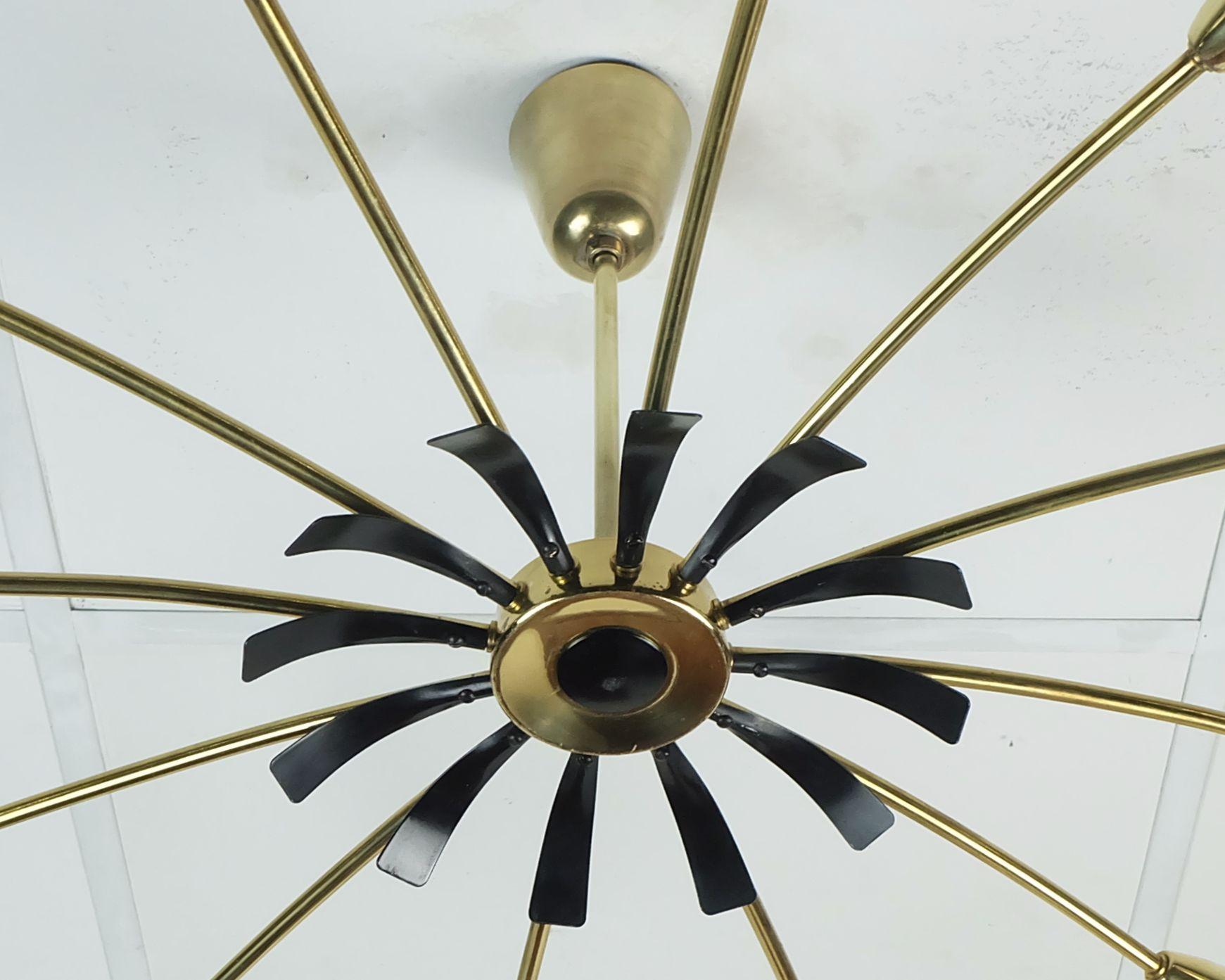 Mid-Century moderno grande plafoniera a 12 luci Sputnik in ottone e metallo nero anni '50 in vendita