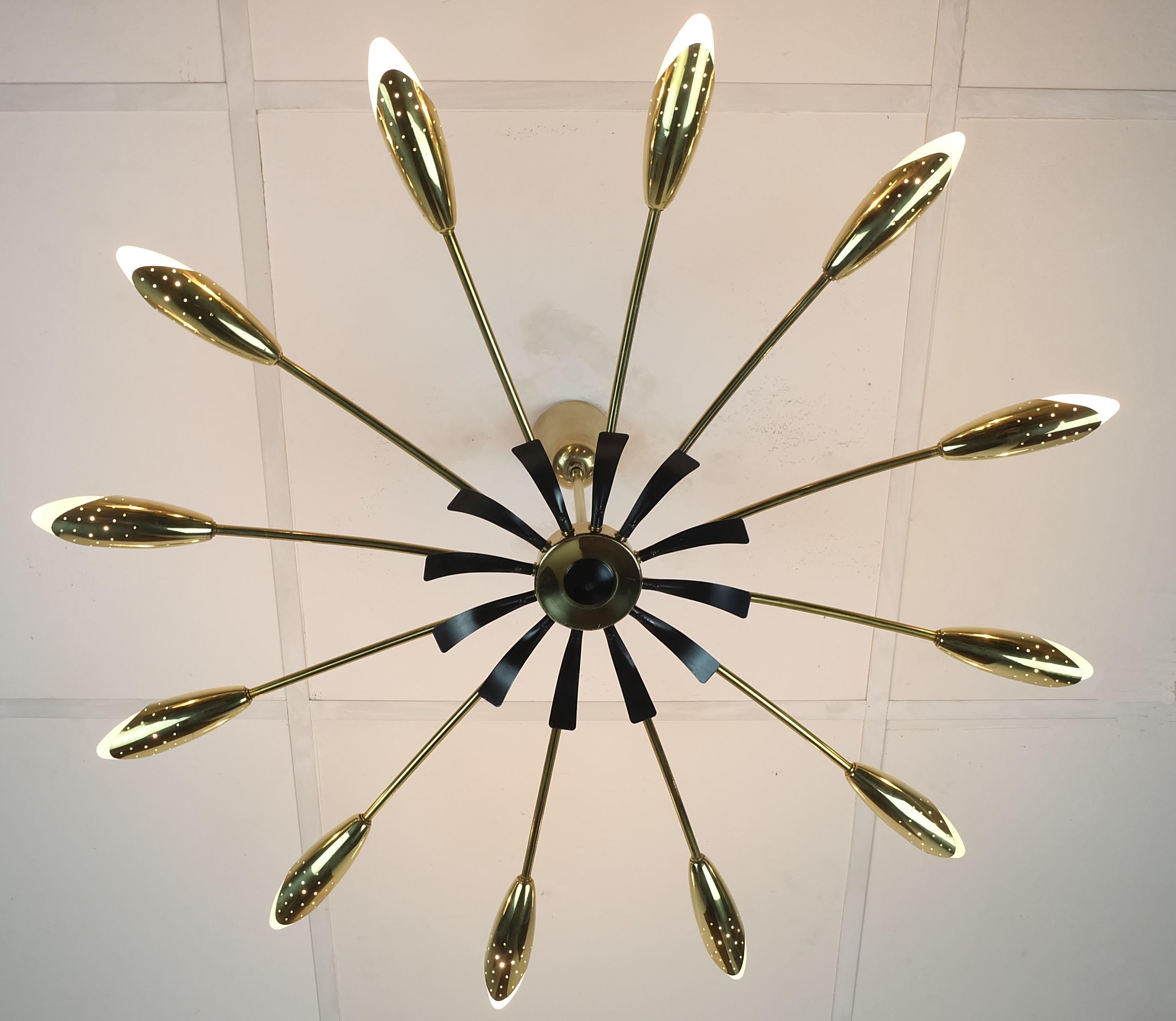 grande plafoniera a 12 luci Sputnik in ottone e metallo nero anni '50 in vendita 1