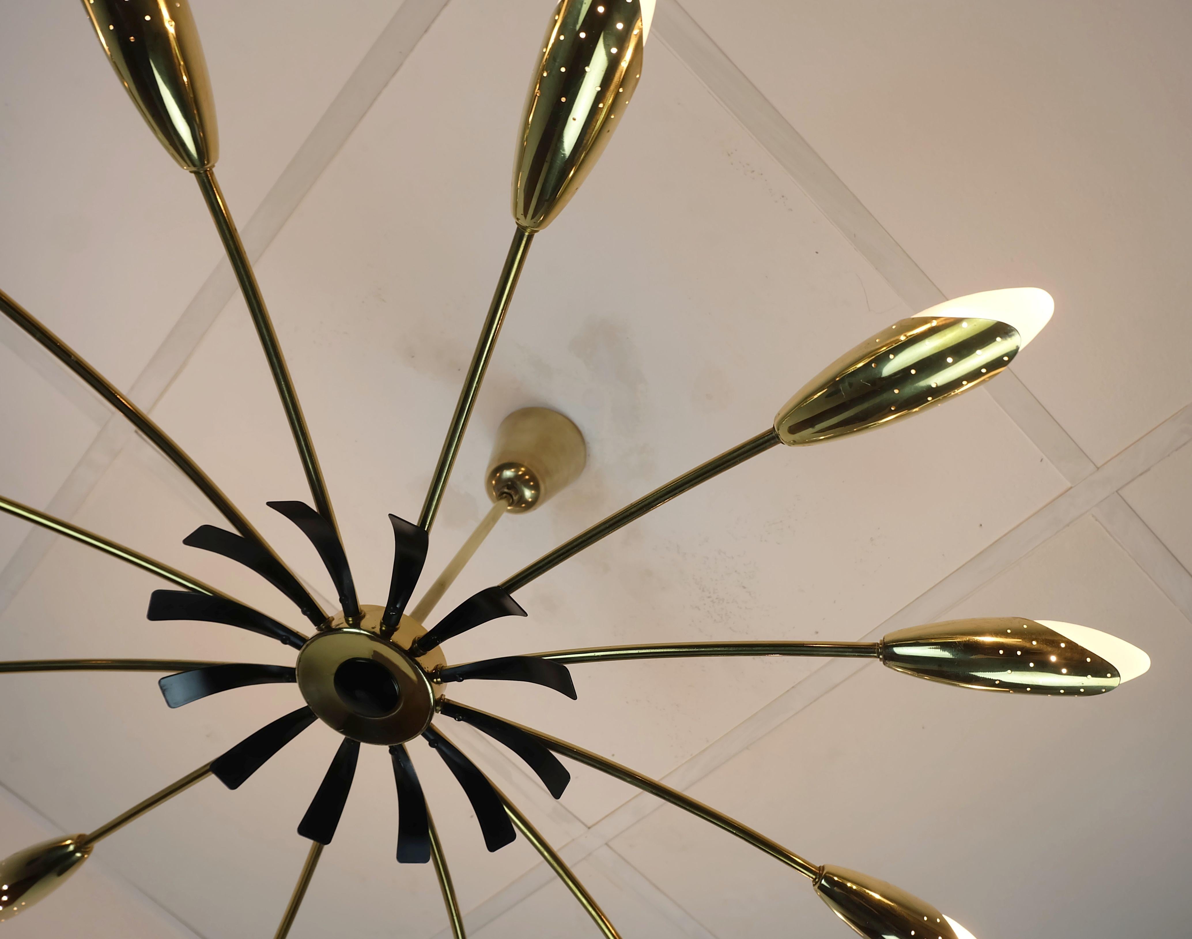 grande plafoniera a 12 luci Sputnik in ottone e metallo nero anni '50 in vendita 2