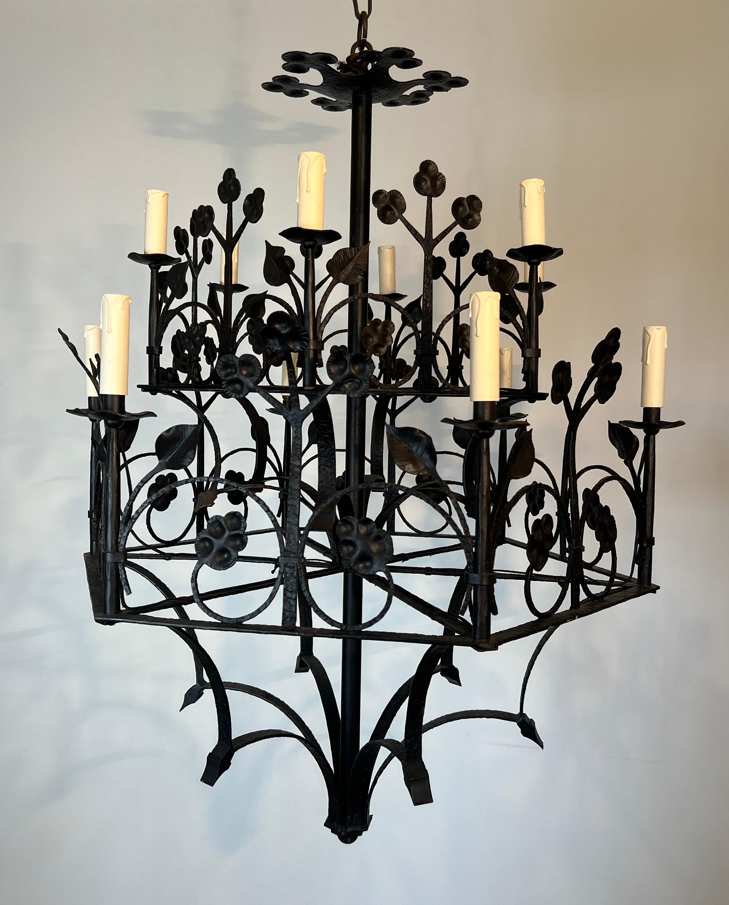 Großer 12-flammiger schmiedeeiserner Kronleuchter mit Kleeblättern und Laubverzierungen (Moderne der Mitte des Jahrhunderts) im Angebot