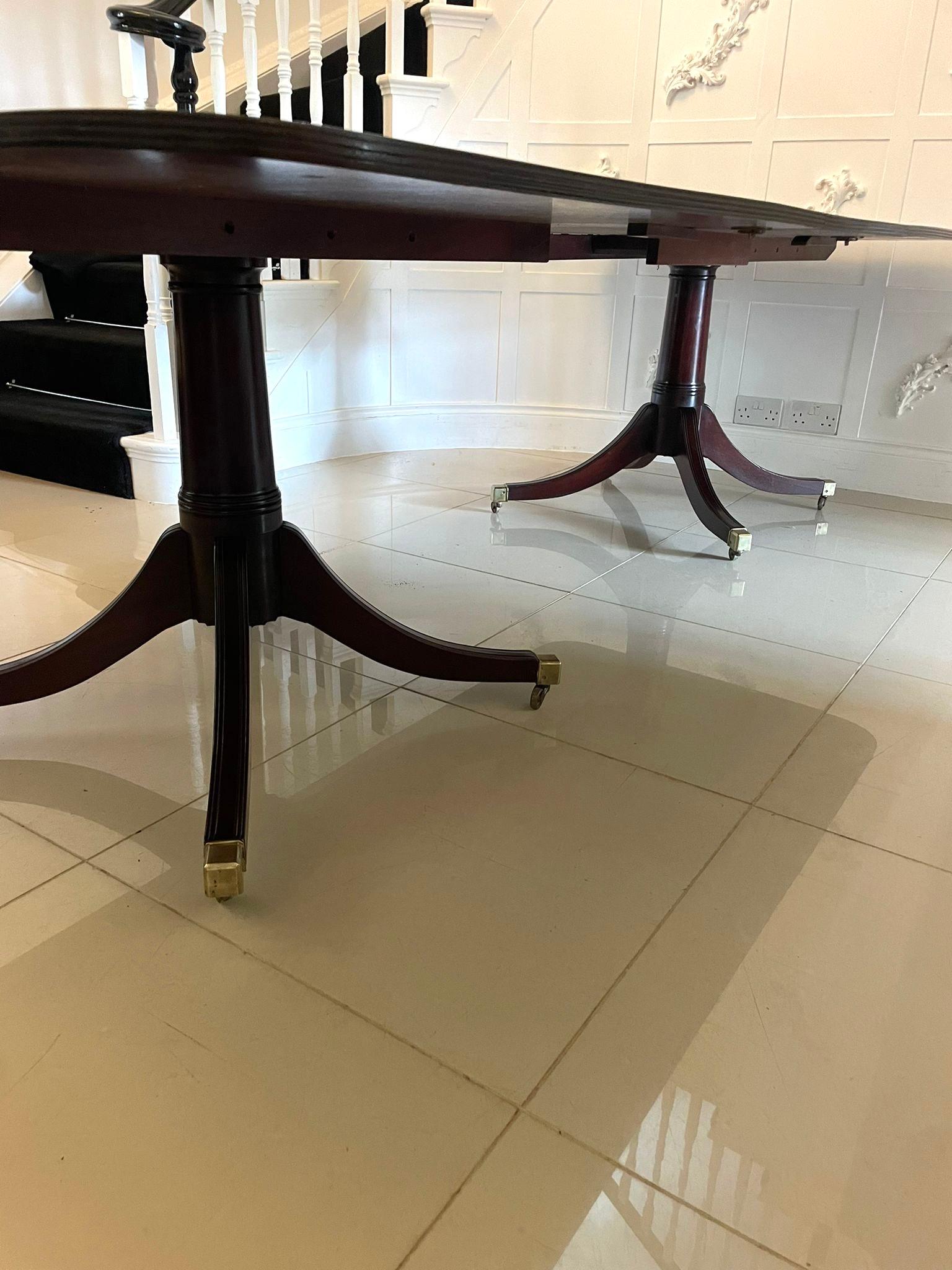 Grande table à manger 12 places en acajou de qualité ancienne avec deux piliers 74 x 122 x 224 8