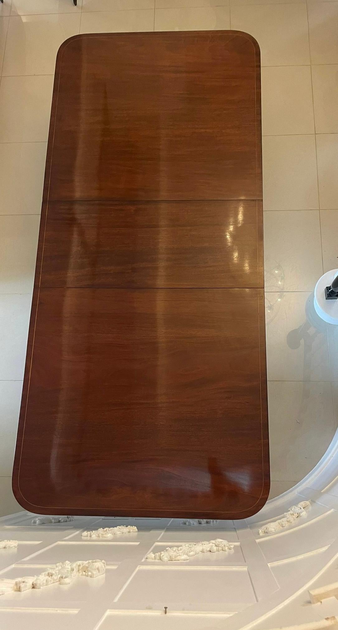 20ième siècle Grande table à manger 12 places en acajou de qualité ancienne avec deux piliers 74 x 122 x 224