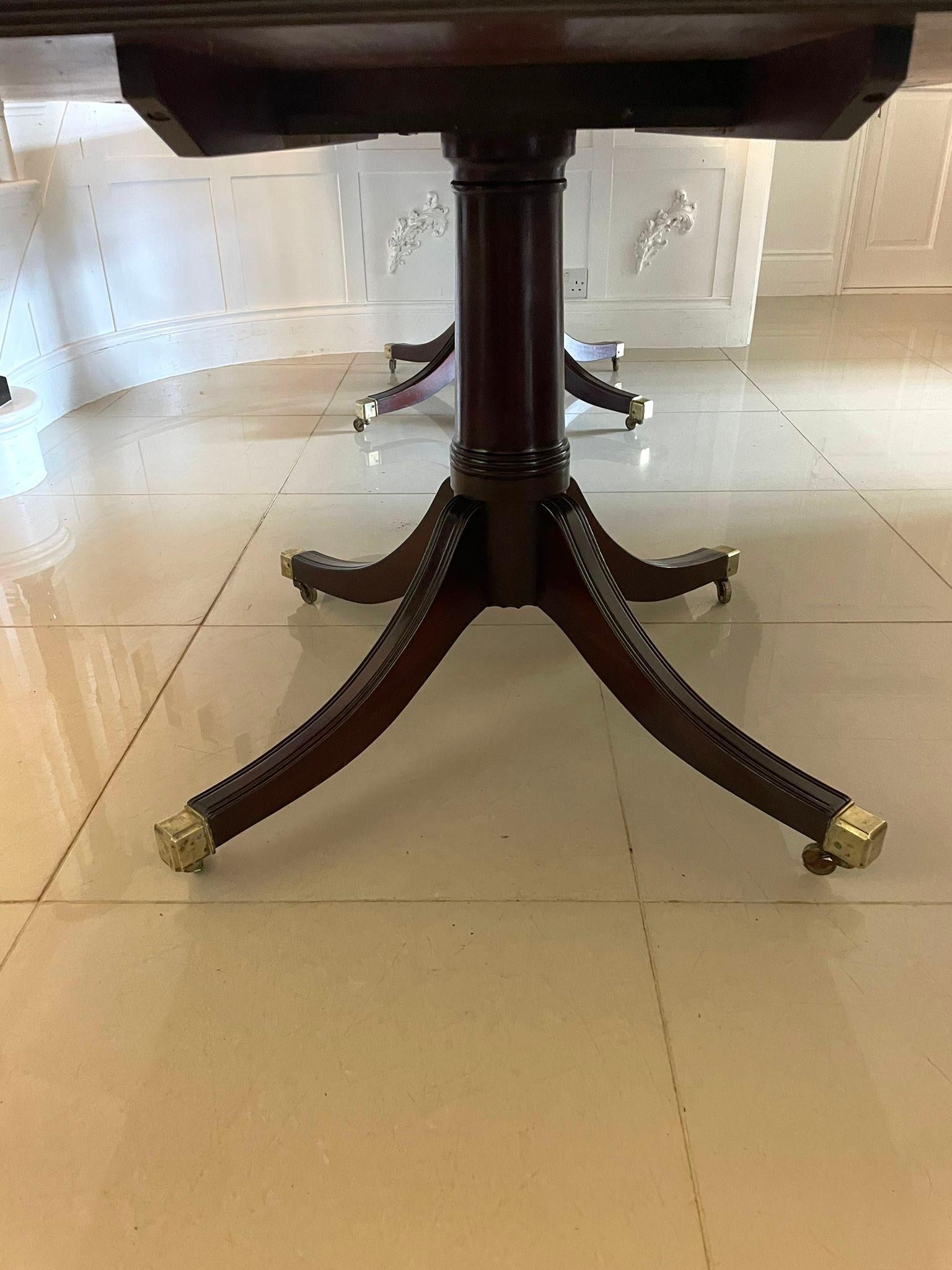 Autre Grande table à manger 12 places en acajou de qualité ancienne avec deux piliers 74 x 122 x 224