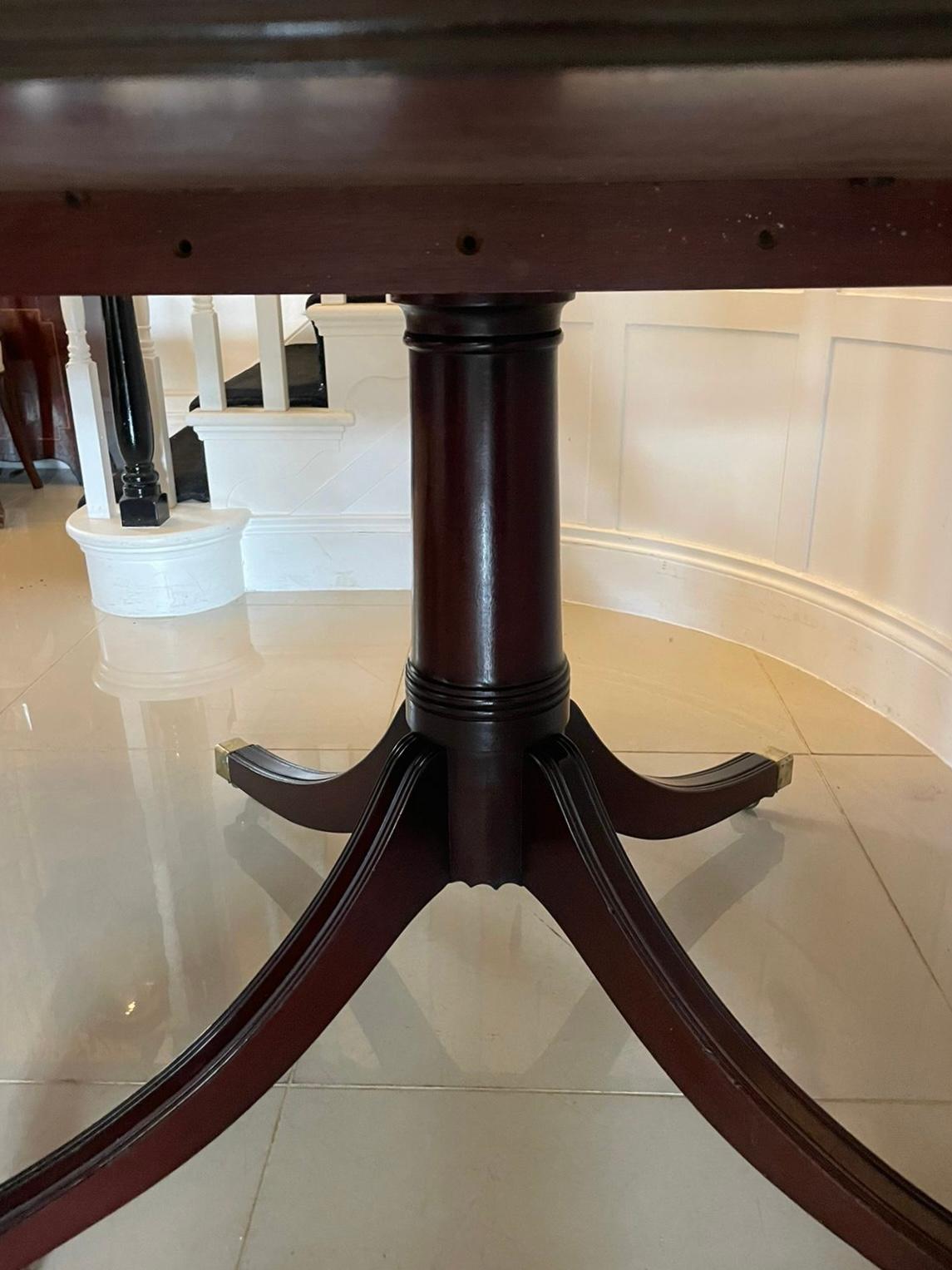 Grande table à manger 12 places en acajou de qualité ancienne avec deux piliers 74 x 122 x 224 3