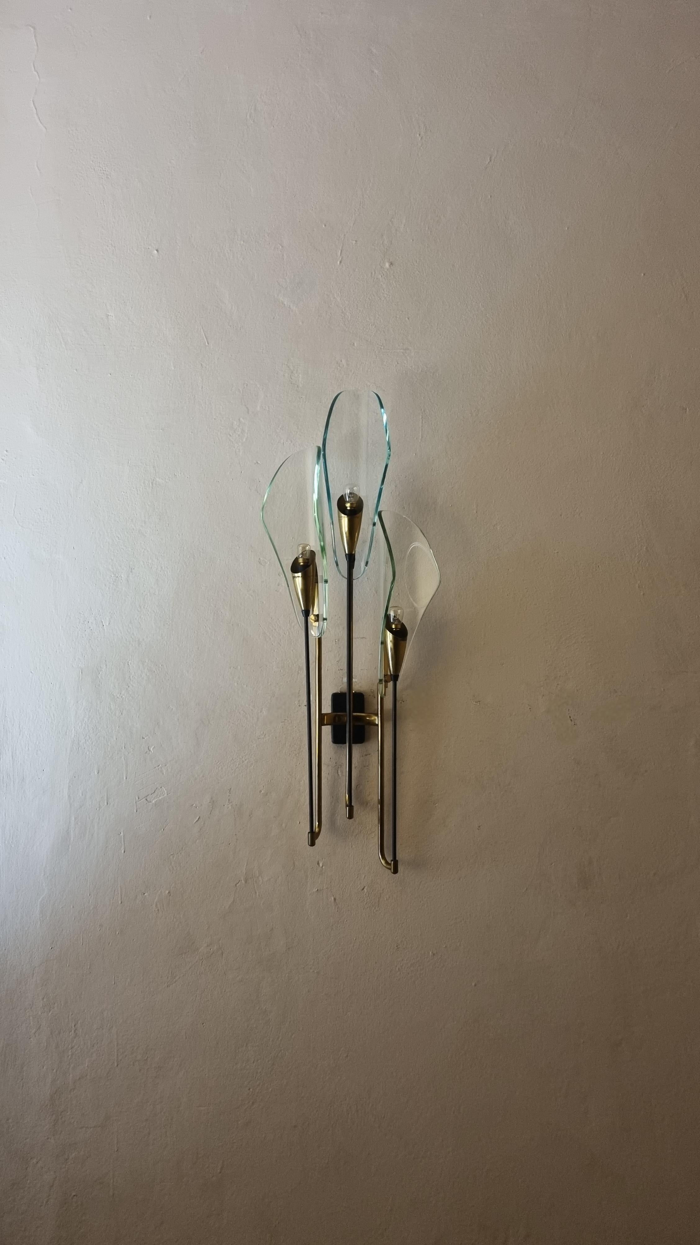 Große und seltene Wandleuchte mod 1204, entworfen von Luigi Molin in den 1950er Jahren für Molinindustria. 
Metallrahmen, Messing, geschliffenes und gewölbtes Muranoglas, hervorragender Zustand, 3 Lichtpunkte, elektrische Anlage von einem Fachmann
