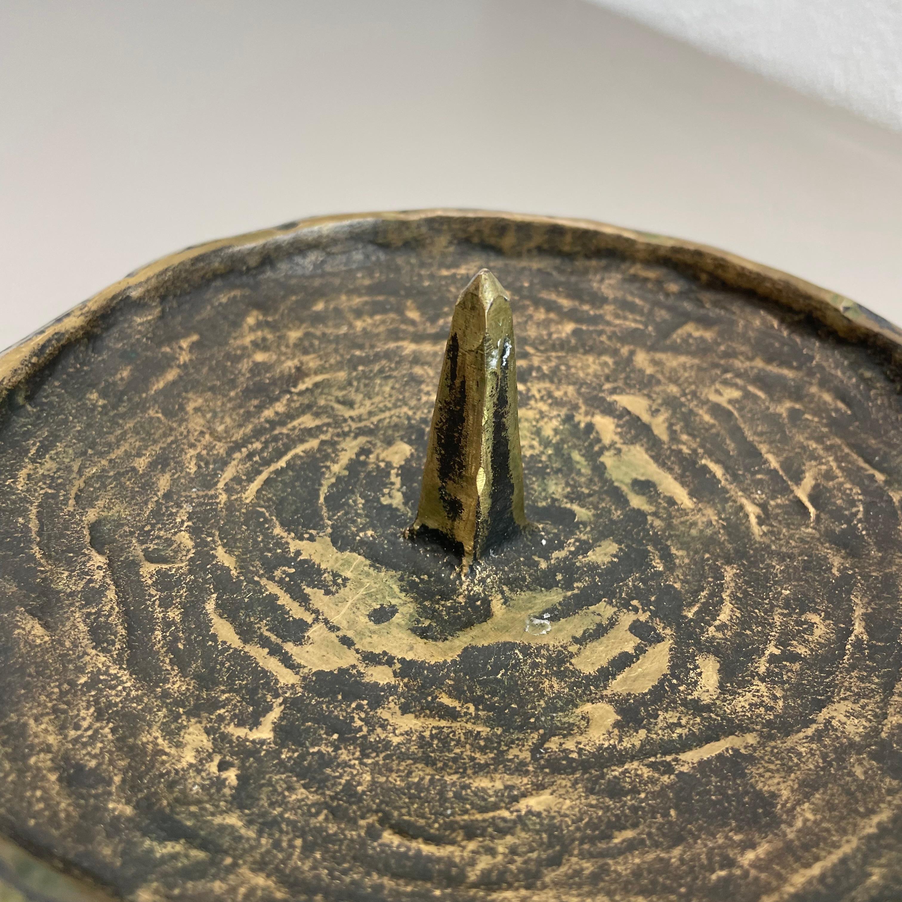 Großer skulpturaler brutalistischer Bronze-Metall-Kerzenhalter mit 1.3kg, Frankreich, 1960er Jahre im Angebot 7
