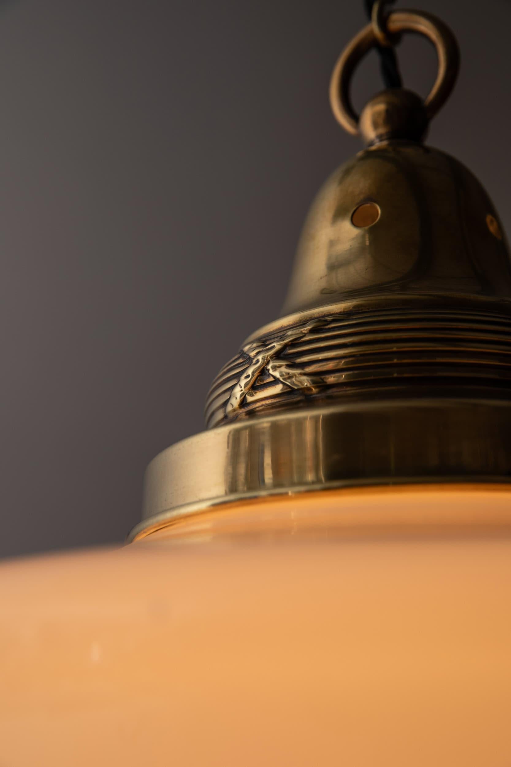 Elegante lámpara colgante de cristal opalino de iglesia. c.1920

Esta forma de lámpara, con pantalla de vidrio opalino soplado, se encontraba a menudo en iglesias y capillas de todo el país. Se completa con una galería decorativa de latón prensado y