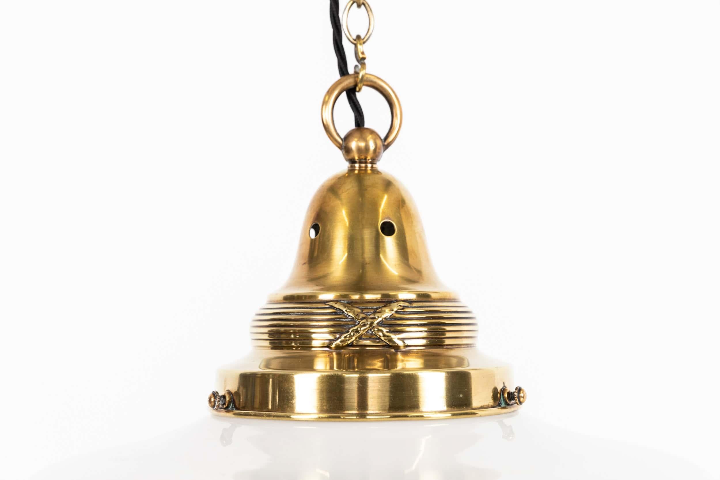 Lámpara colgante grande de cristal opalino de iglesia Art Decó de 14