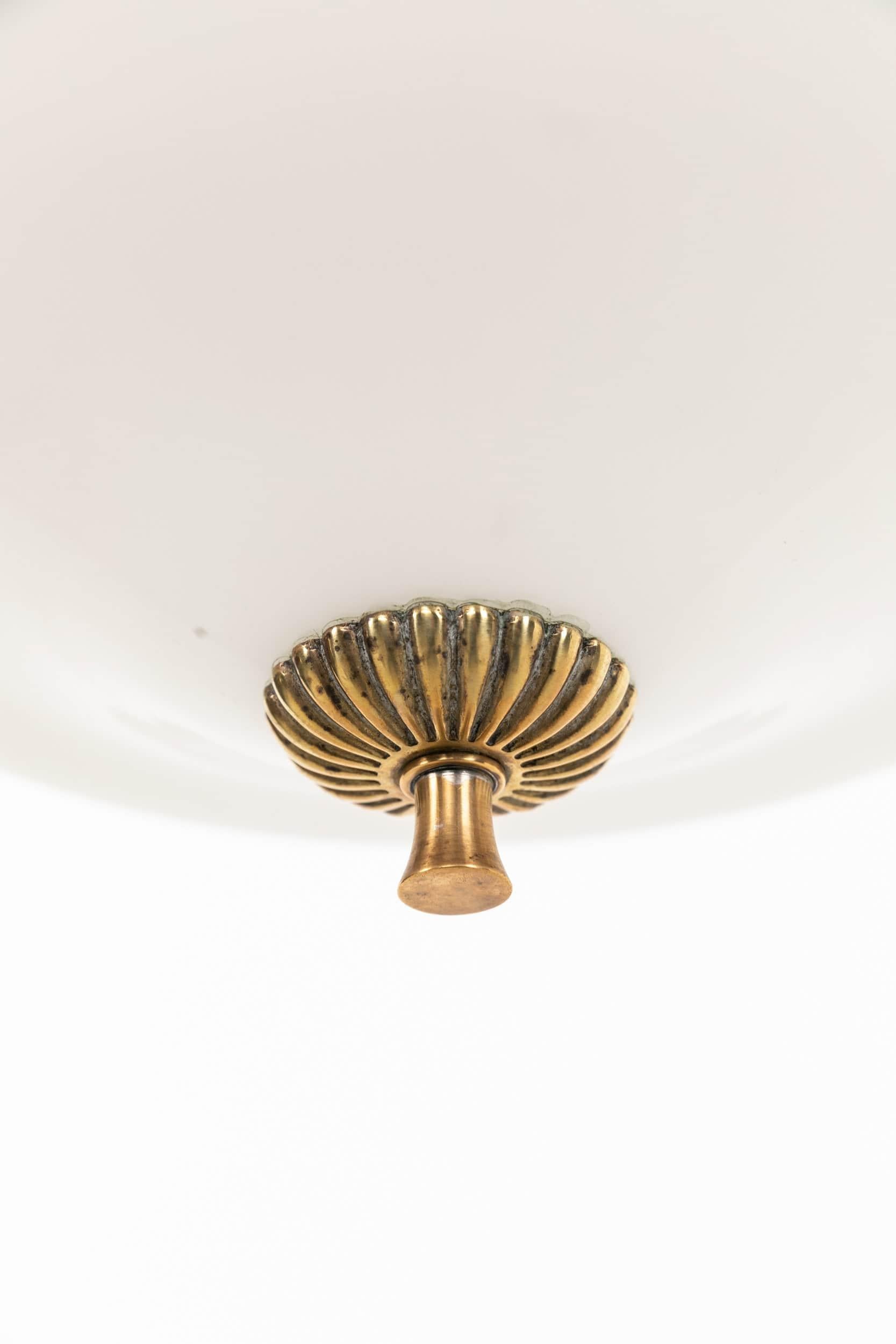 Lámpara colgante grande de cristal opalino de iglesia Art Decó de 14