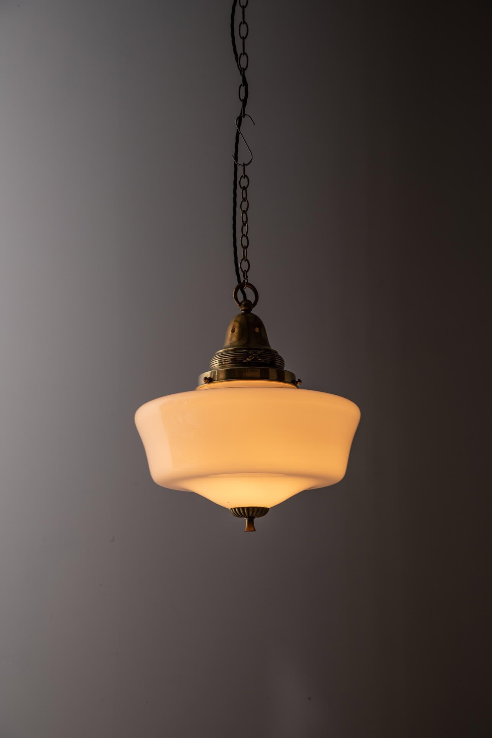 Lámpara colgante grande de cristal opalino de iglesia Art Decó de 14