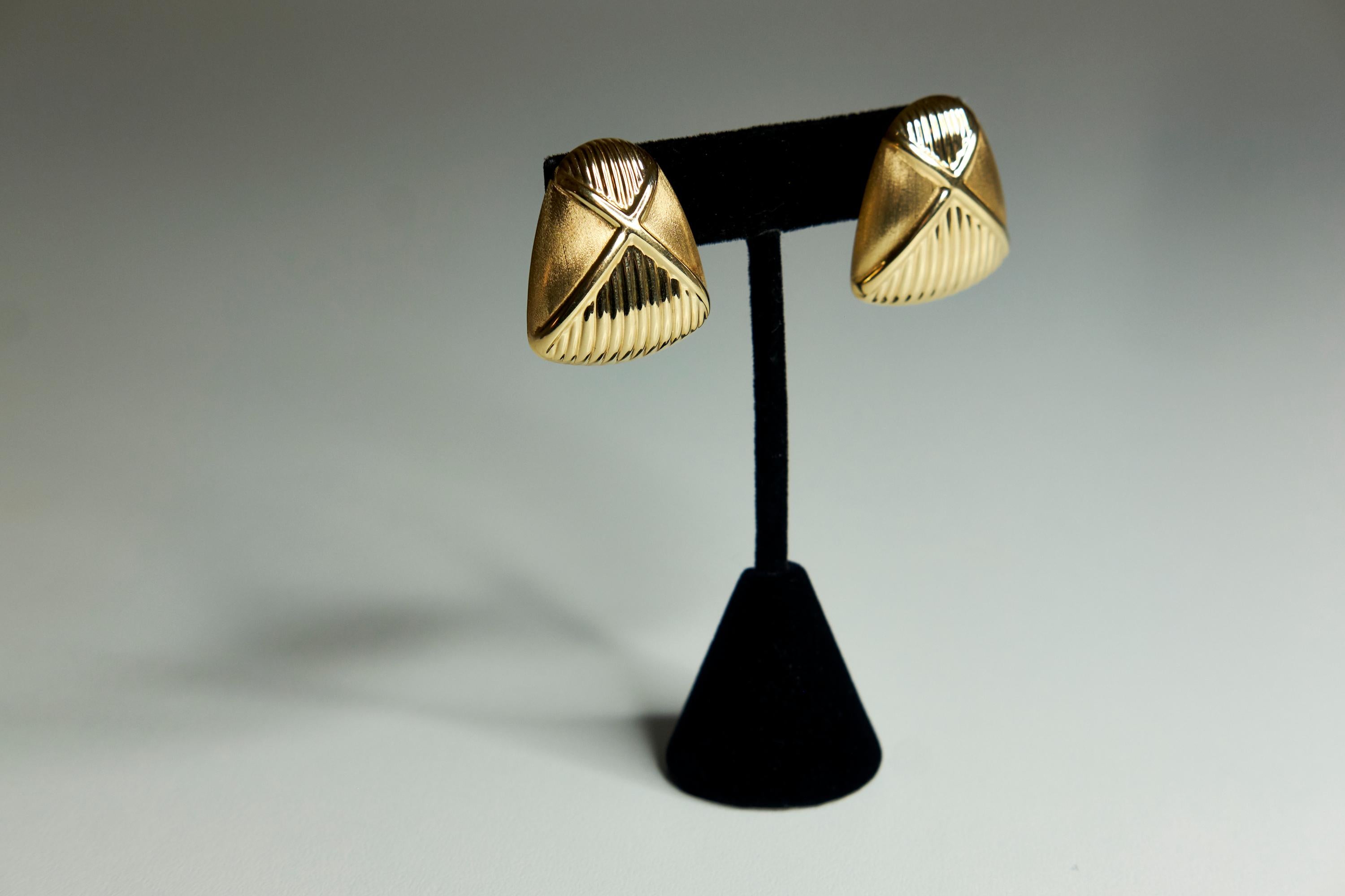 Large 14 Carat Yellow Gold Abstract Earrings In Good Condition For Sale In London, GB