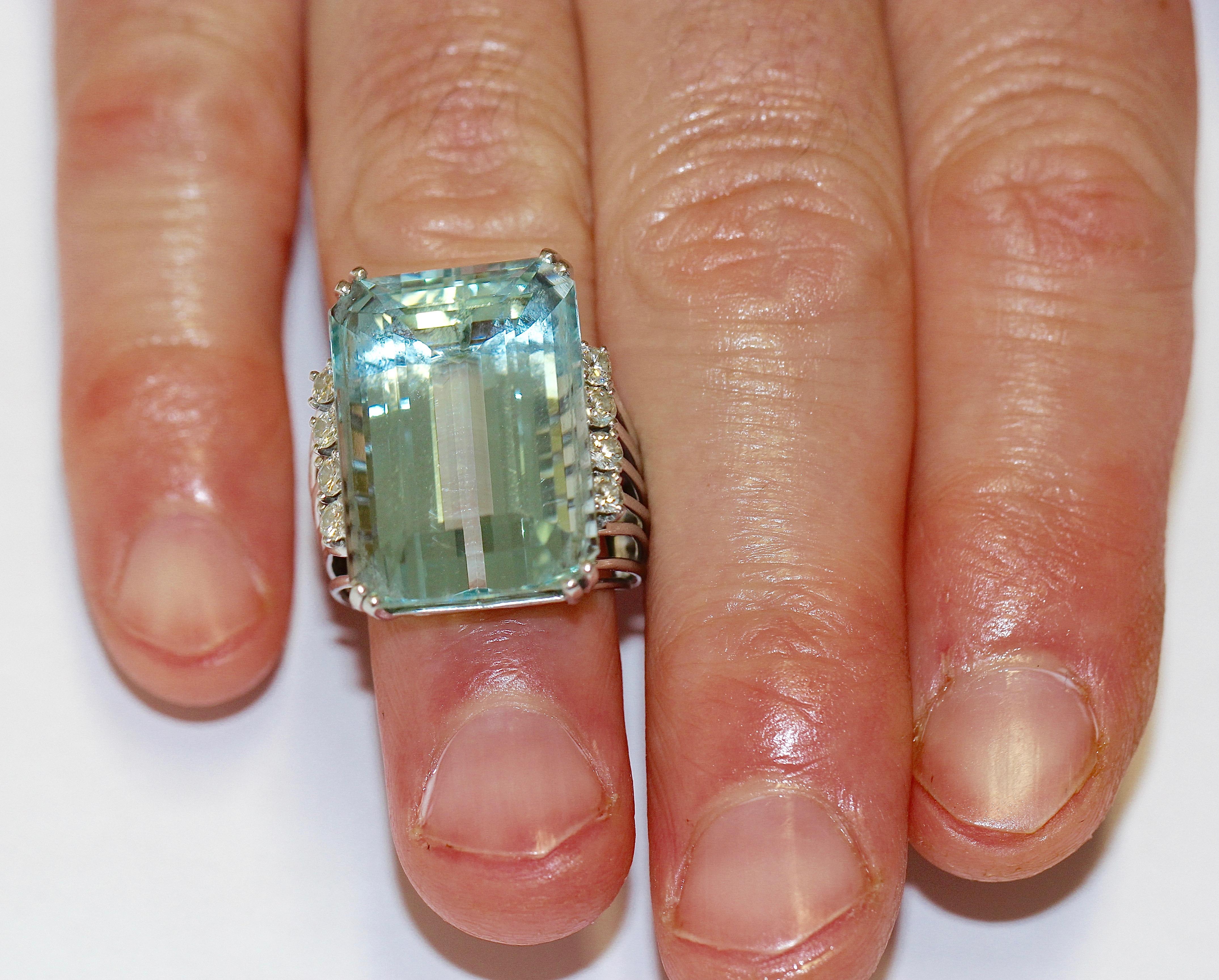 Large 14 Karat White Gold Ring Set with Huge Aquamarine circa 30 Carat In Excellent Condition In Berlin, DE