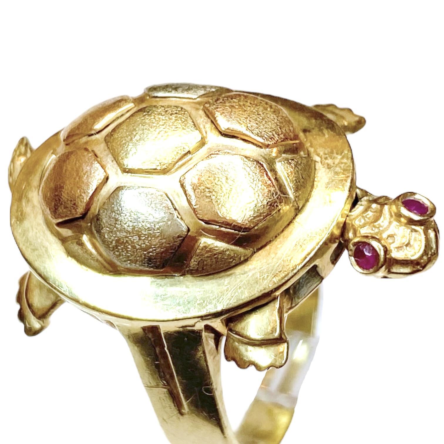 Contemporaneo Grande anello a forma di tartaruga articolata in 14 carati con occhi di rubino in vendita