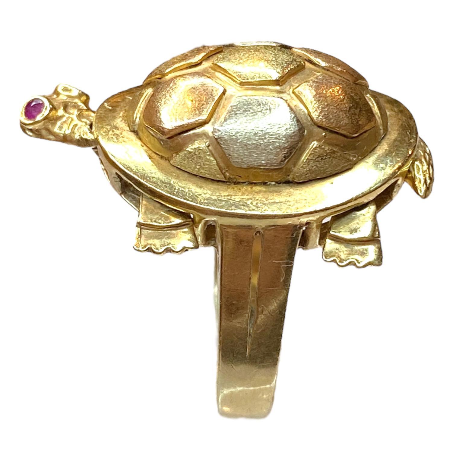 Taglio rotondo Grande anello a forma di tartaruga articolata in 14 carati con occhi di rubino in vendita