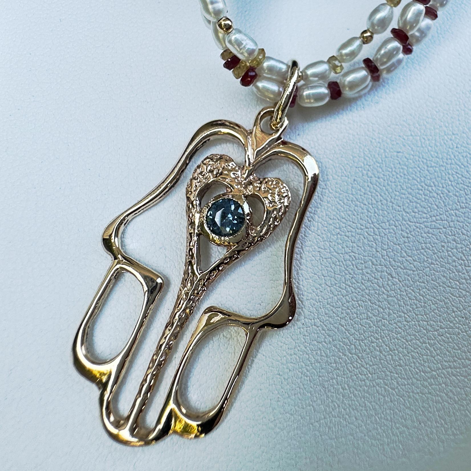 Ciondolo grande in oro 14K con zaffiro (Mano di Fatima) e collana di 3 fili di perle in vendita 4