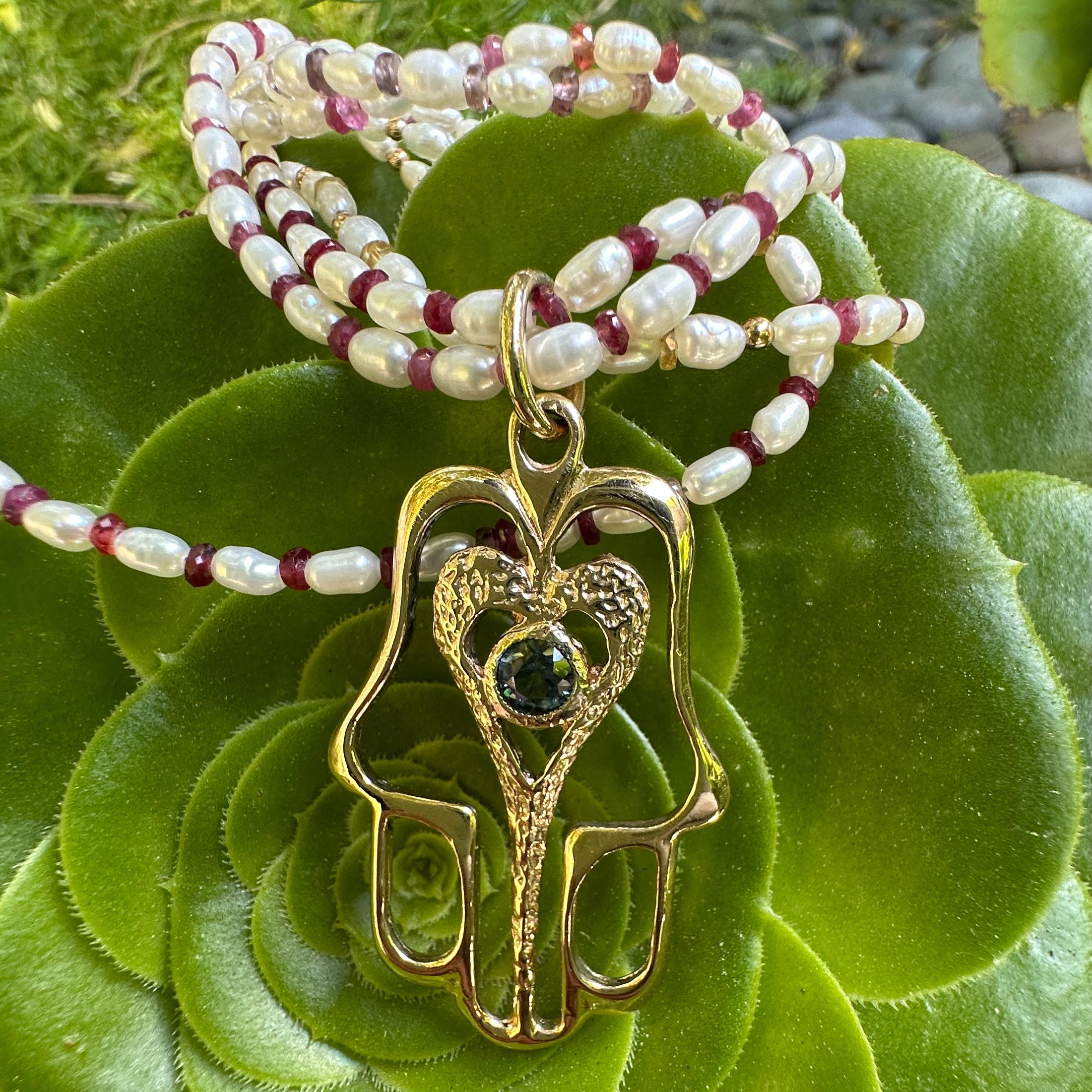 Ciondolo grande in oro 14K con zaffiro (Mano di Fatima) e collana di 3 fili di perle in vendita 5