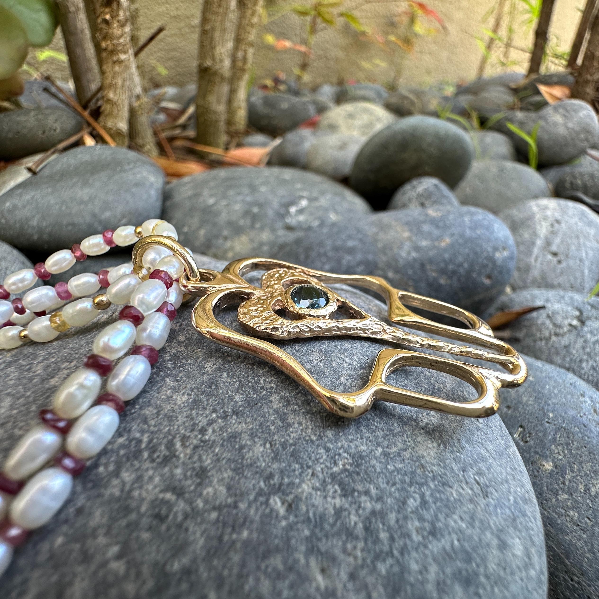 Ciondolo grande in oro 14K con zaffiro (Mano di Fatima) e collana di 3 fili di perle in vendita 6