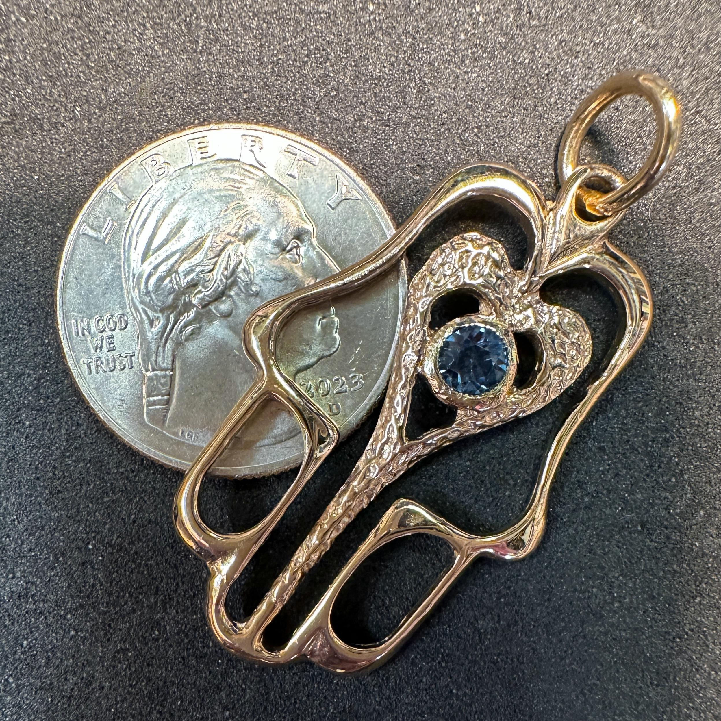 Ciondolo grande in oro 14K con zaffiro (Mano di Fatima) e collana di 3 fili di perle in vendita 7