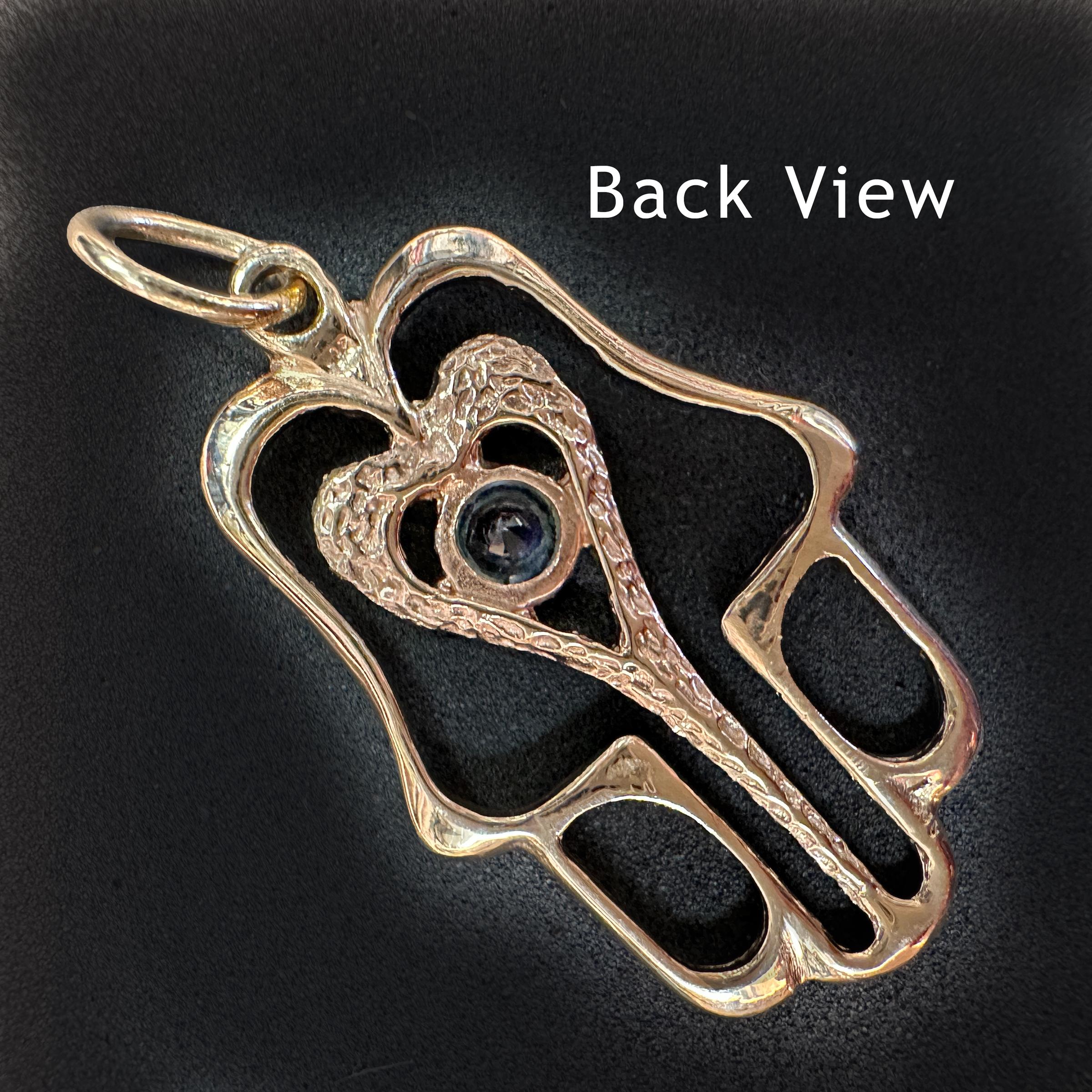 Ciondolo grande in oro 14K con zaffiro (Mano di Fatima) e collana di 3 fili di perle in vendita 8